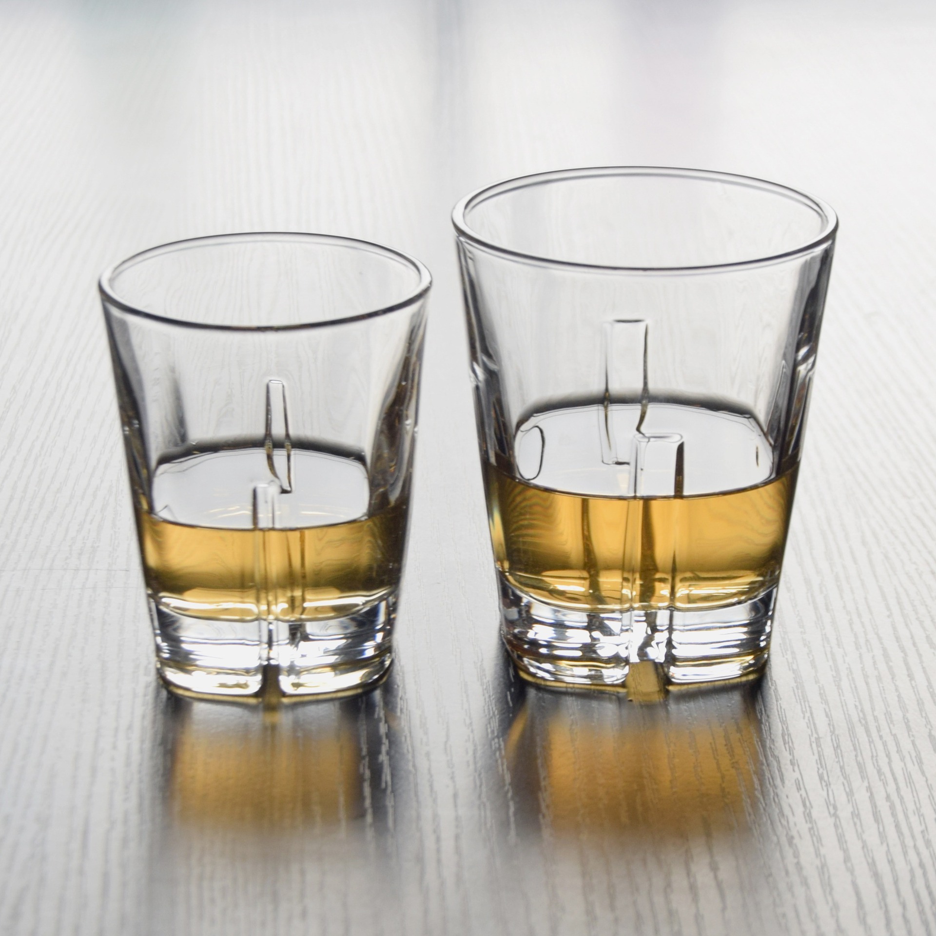 厂家直销西餐厅玻璃水杯创意促销杯子礼品底部十字四方威士忌酒杯