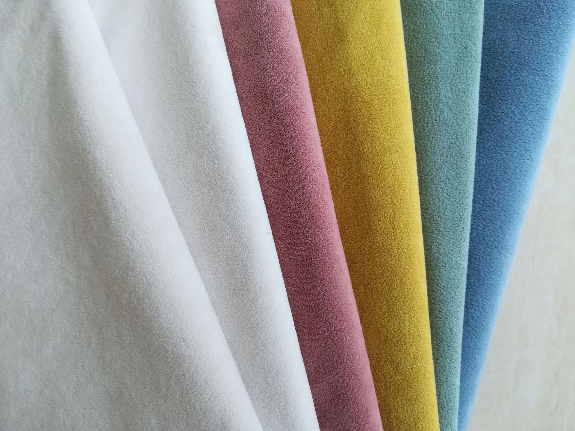 厂家直销现货羊羔绒富皮绒颗粒绒女装外衣面料家居抱枕沙发面料