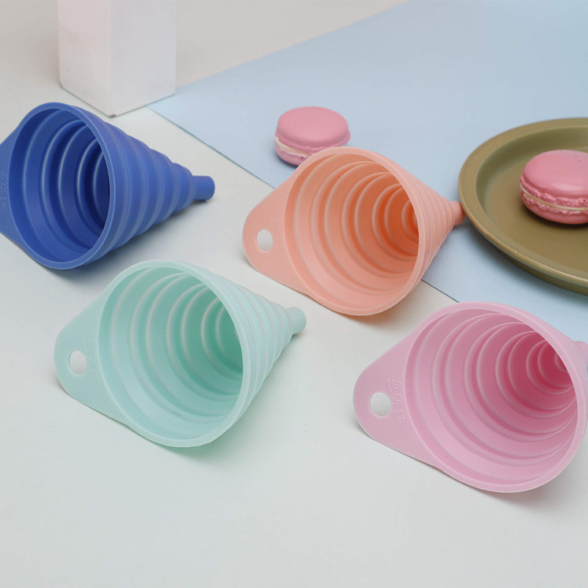 厂家直供厨房工具硅胶漏斗 易收缩可折叠式圆形漏斗 创意家居用品