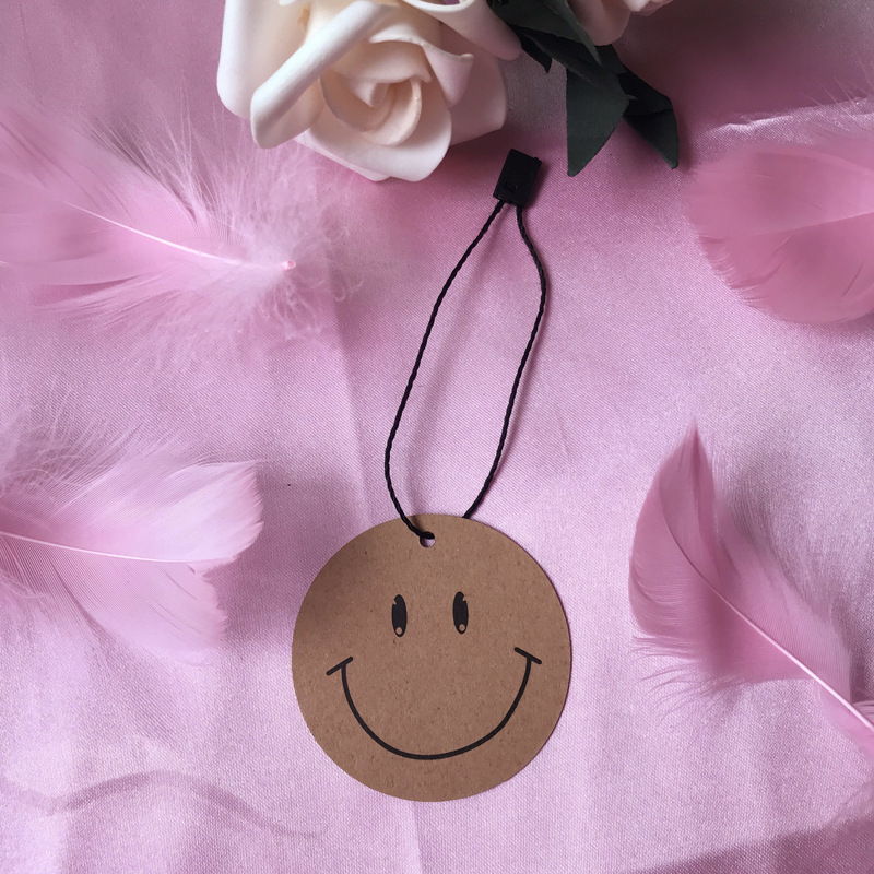 现货牛皮纸标签通用笑脸卡片圆形吊牌微笑图形订制牛皮纸logo挂件