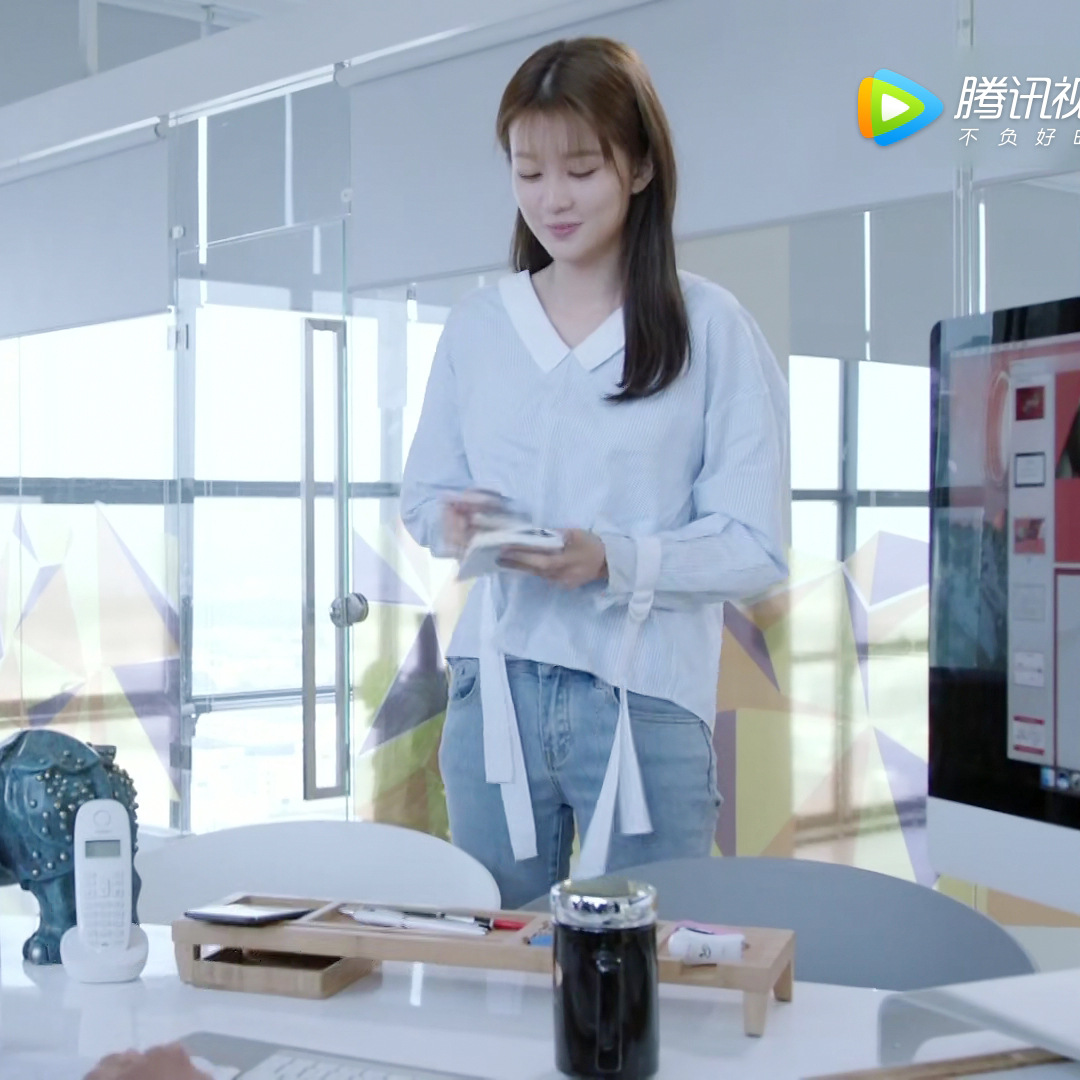 趁我们还年轻乔欣林子渝明星同款v领蓝白条纹系带韩版衬衫女上衣