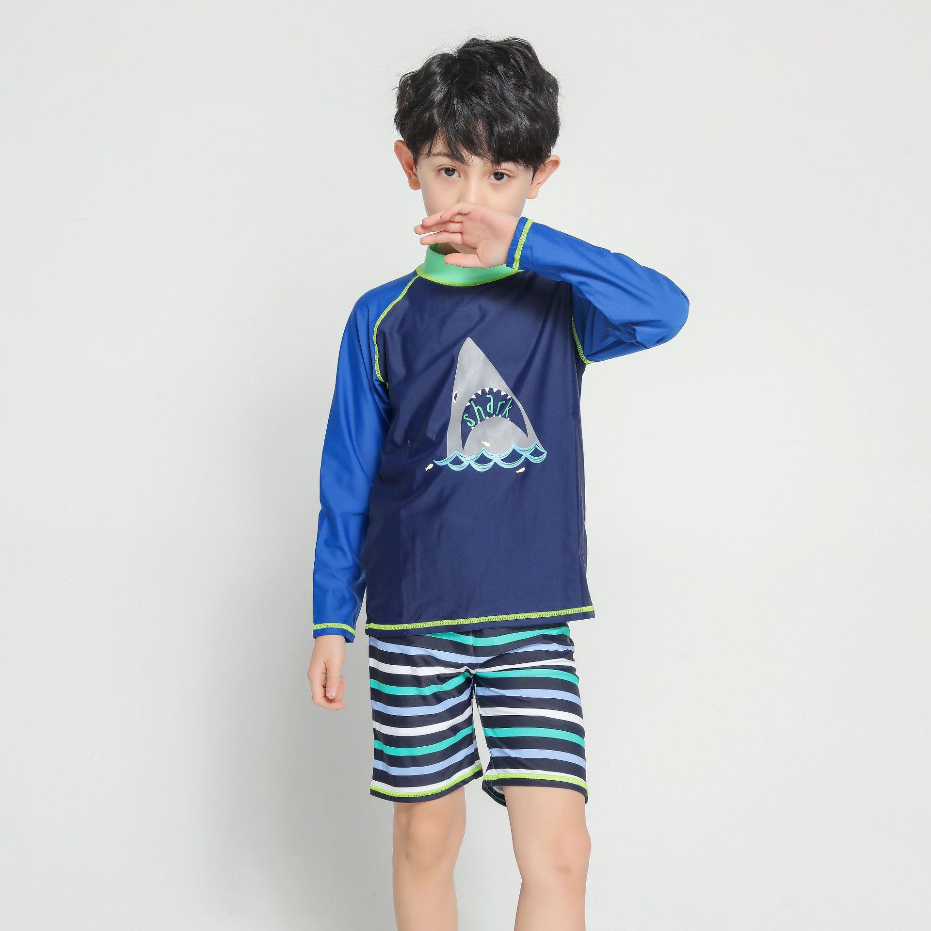 水上运动亚缨男童鲨鱼新款防晒沙滩长袖中6-12岁防水母游泳衣