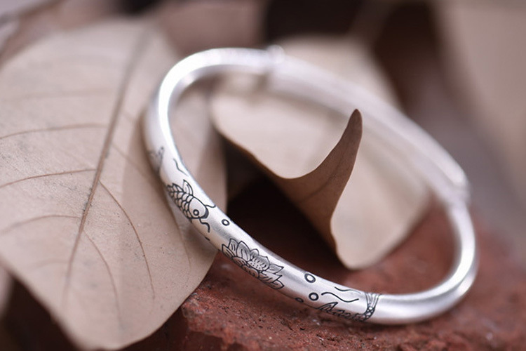 晶银坊热卖款复古足银990鱼戏莲实心手镯纯银双鱼推拉银手镯 女款