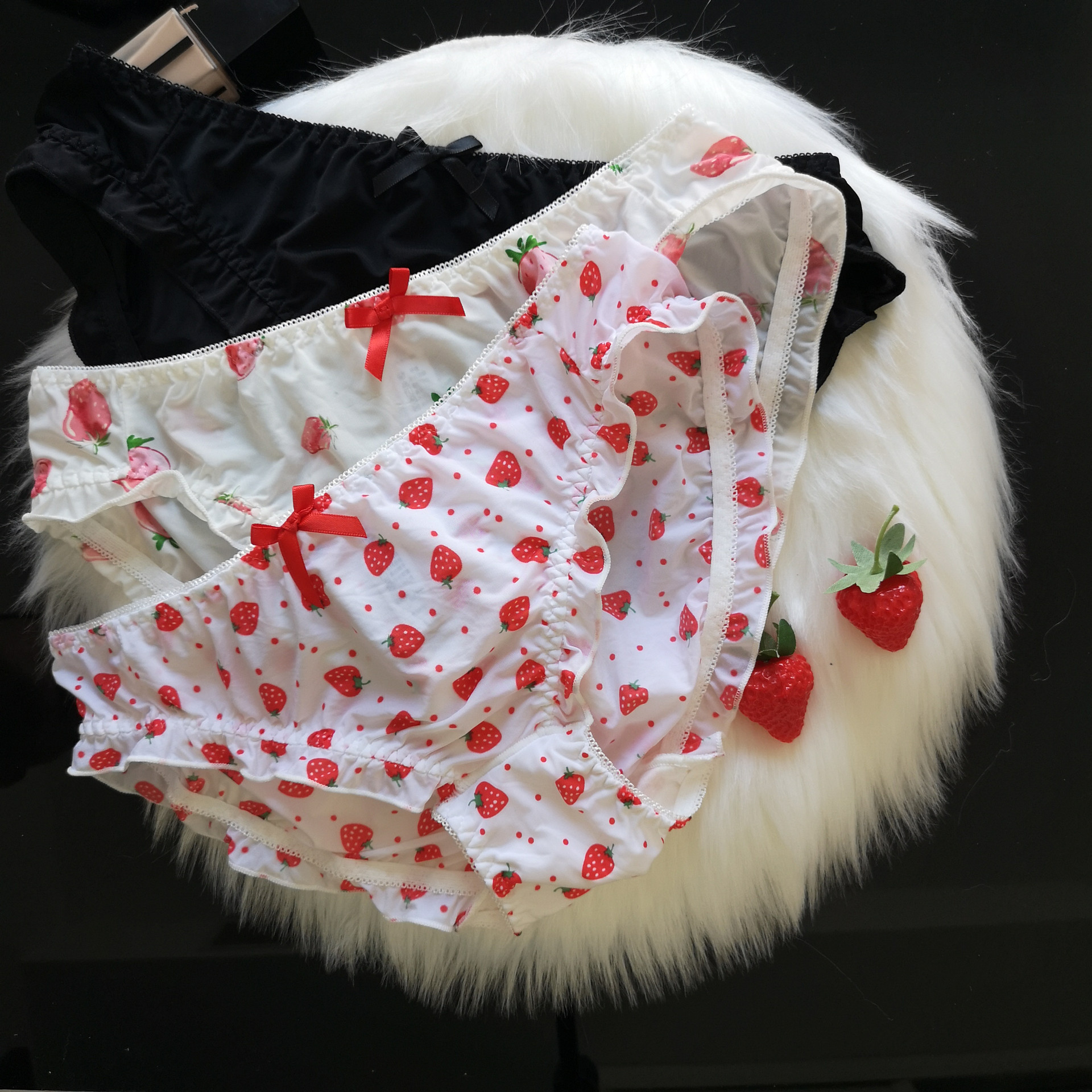 日系软妹甜美冰丝草莓内裤女包臀洛丽塔底裤大连货源