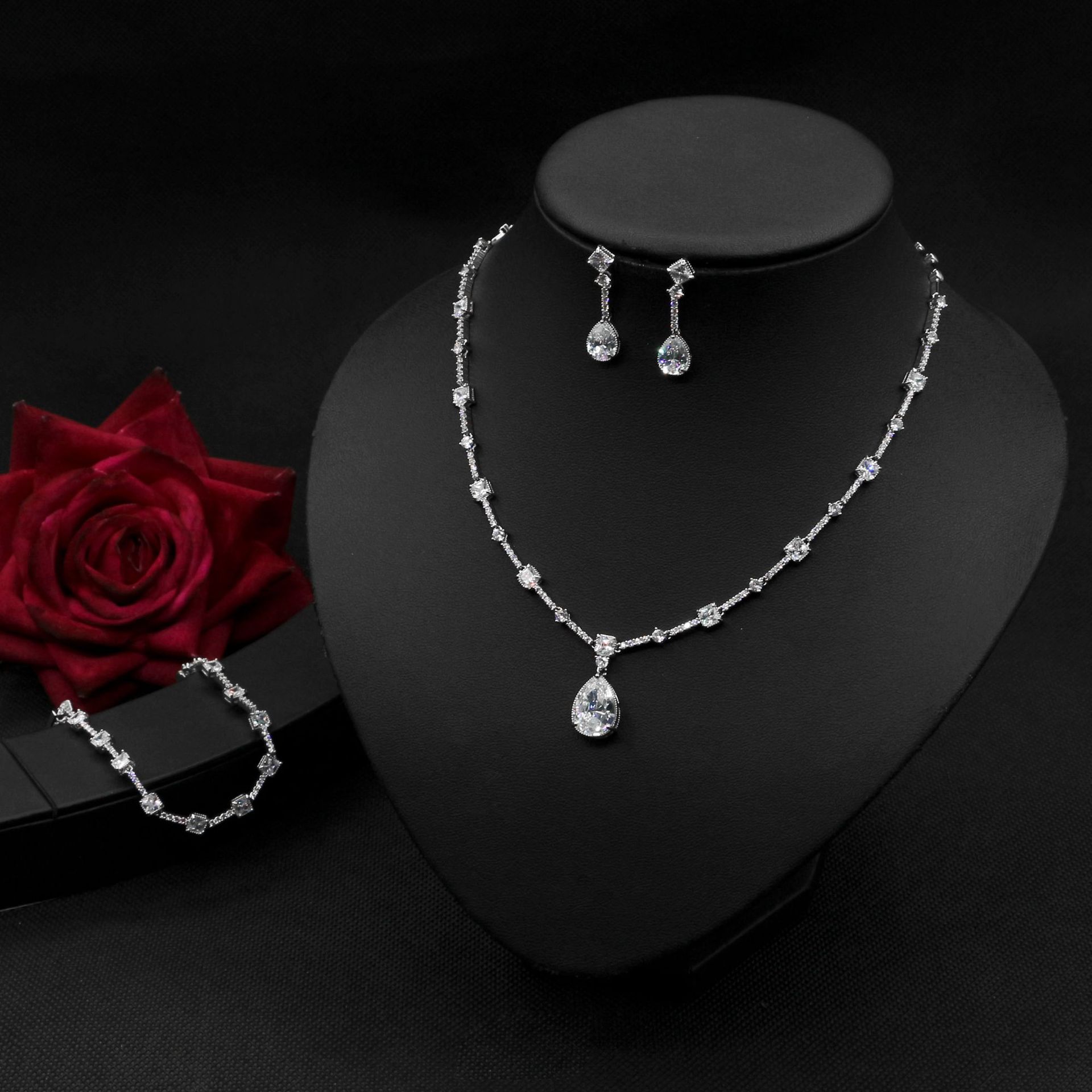 新娘饰品高贵复古优雅型项链耳环套装主持宴会年会手链配饰首饰