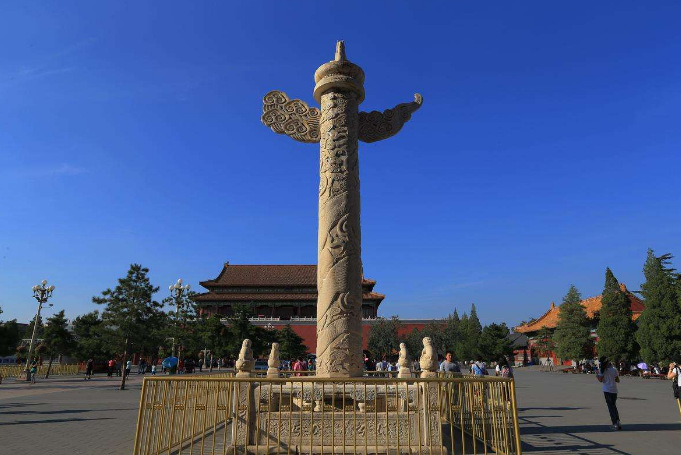 柱上雕刻一只蟠龙盘于柱上,并饰有流云纹;上端横插一云板,称为诽谤木