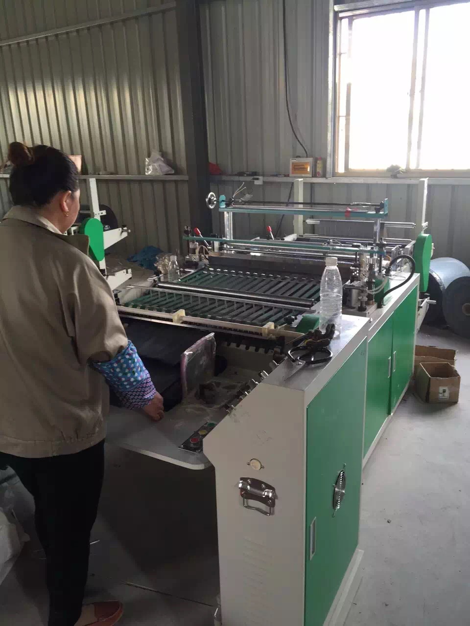 用途: 本机用于塑料制袋bopp,opp,pe, pp等筒料彩印膜热切制袋,采用