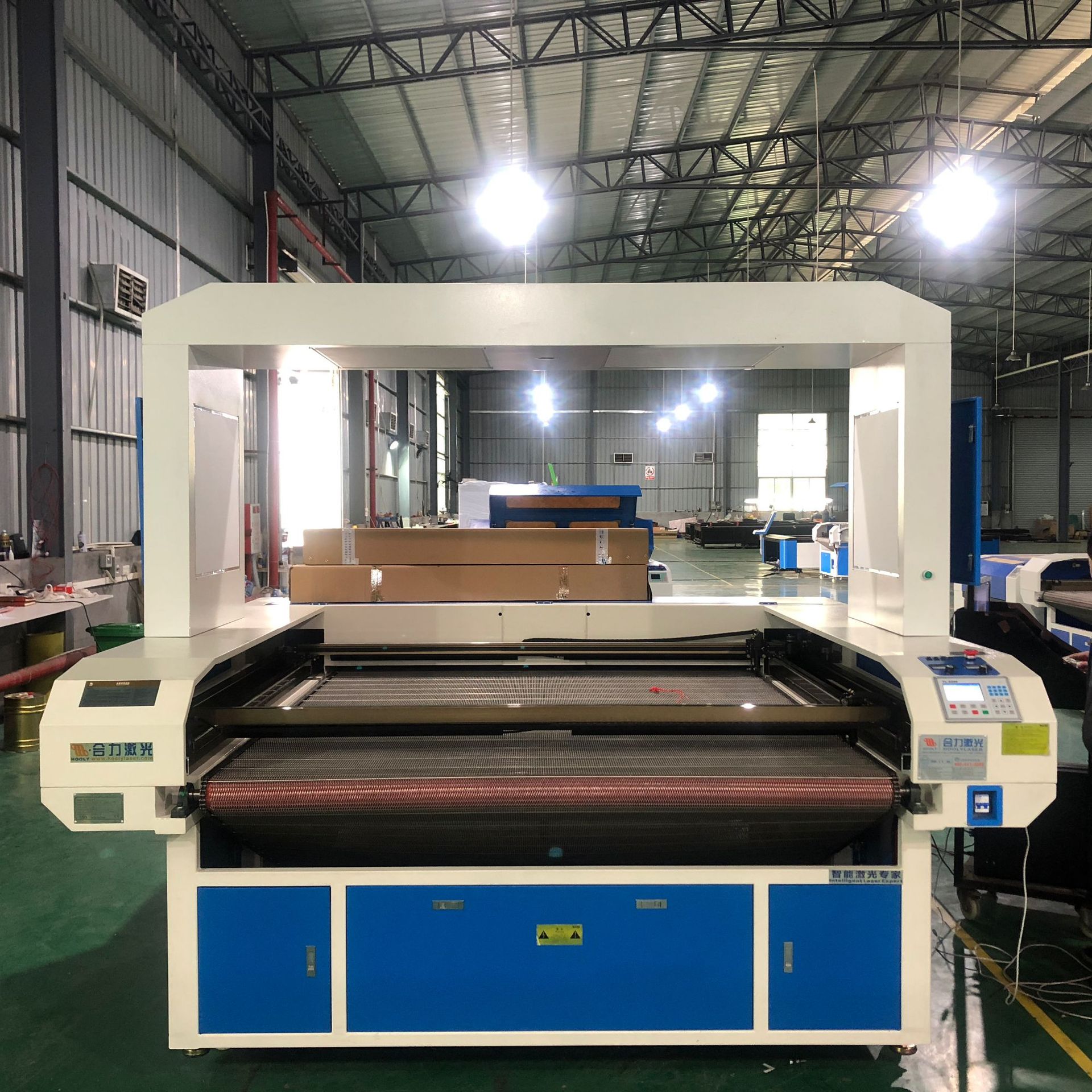 自动寻边激光切割机 1610/1815 数码印花面料激光切割机 自动送料