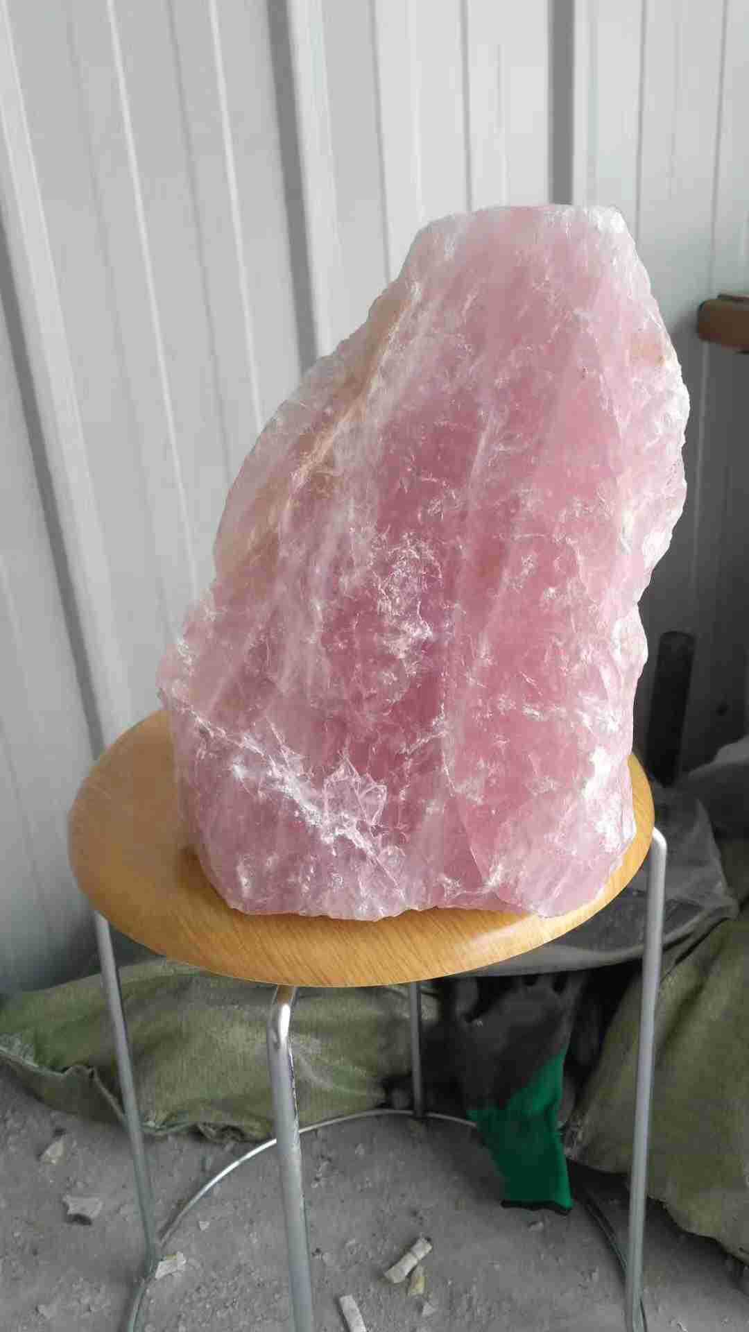 天然莫桑比克粉水晶原石矿石招桃花治愈石雕刻打磨物件厂家直销