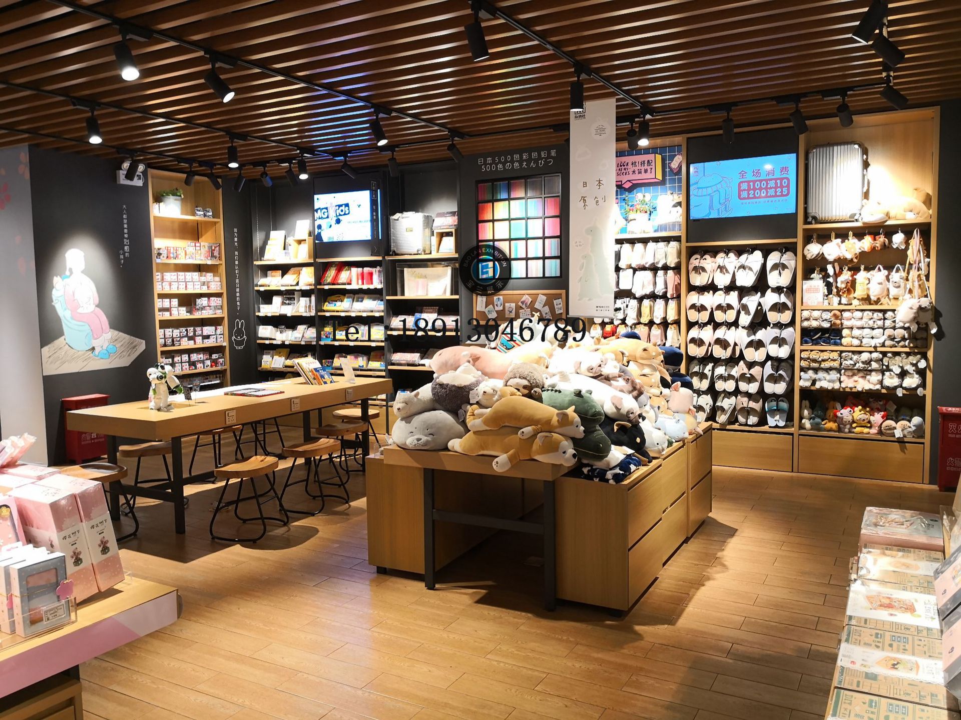 商场饰品店杂物社新款设计网红伴手礼饰品柜台定制店铺设计柜台