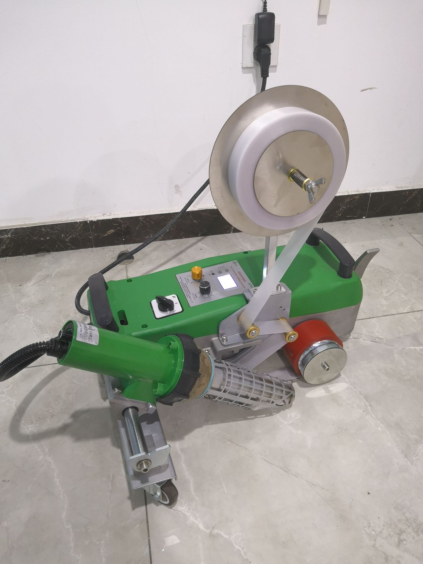 六渡uv内光刀刮布无缝拼接机厂家 灯箱布无影拼接 内光布无缝拼接