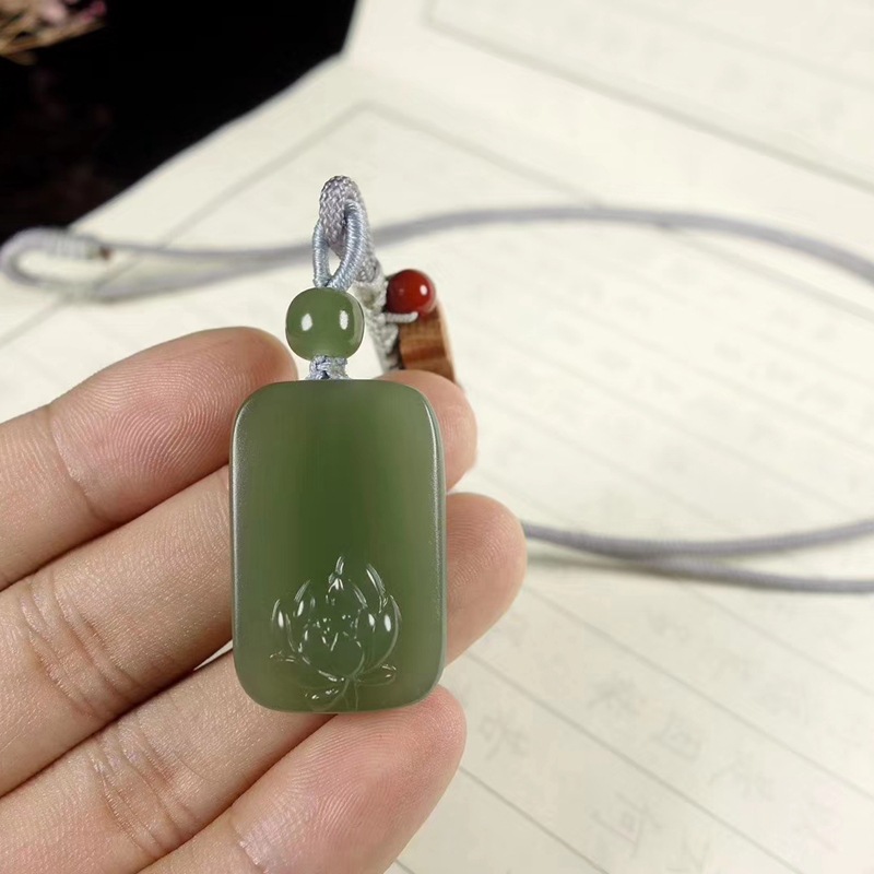 天然和田玉青海料湖水绿半磨砂半亮光工艺莲花出水芙蓉吊坠送证书
