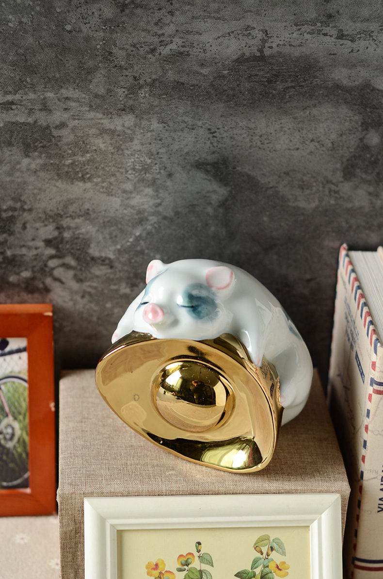 陶瓷猪抱金元宝猪摆件新年装饰品景德镇手工萌宠批发