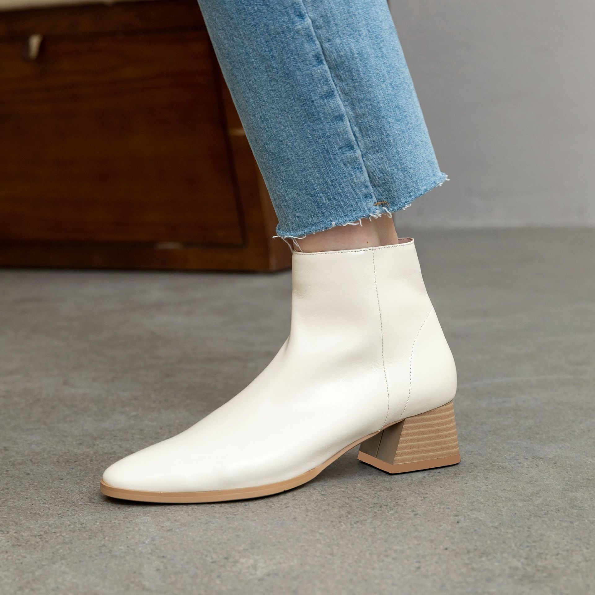 优雅女神范2019秋冬新款牛皮短靴女粗跟基础方头网红质感靴子