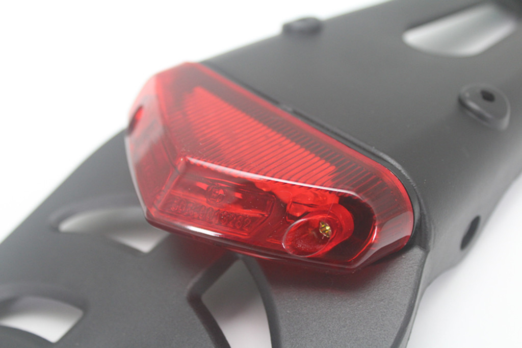 摩托车通用改装尾灯越野车尾灯街车跑车通用尾灯红色led尾灯201