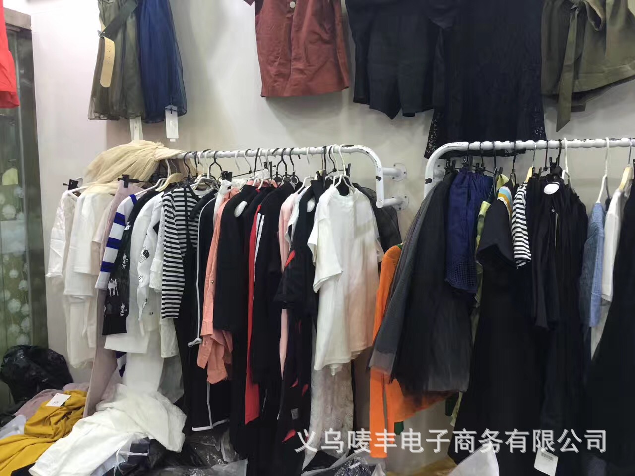 服装店清仓处理新款春夏杂款女士连衣裙上衣品牌女装库存处理批发