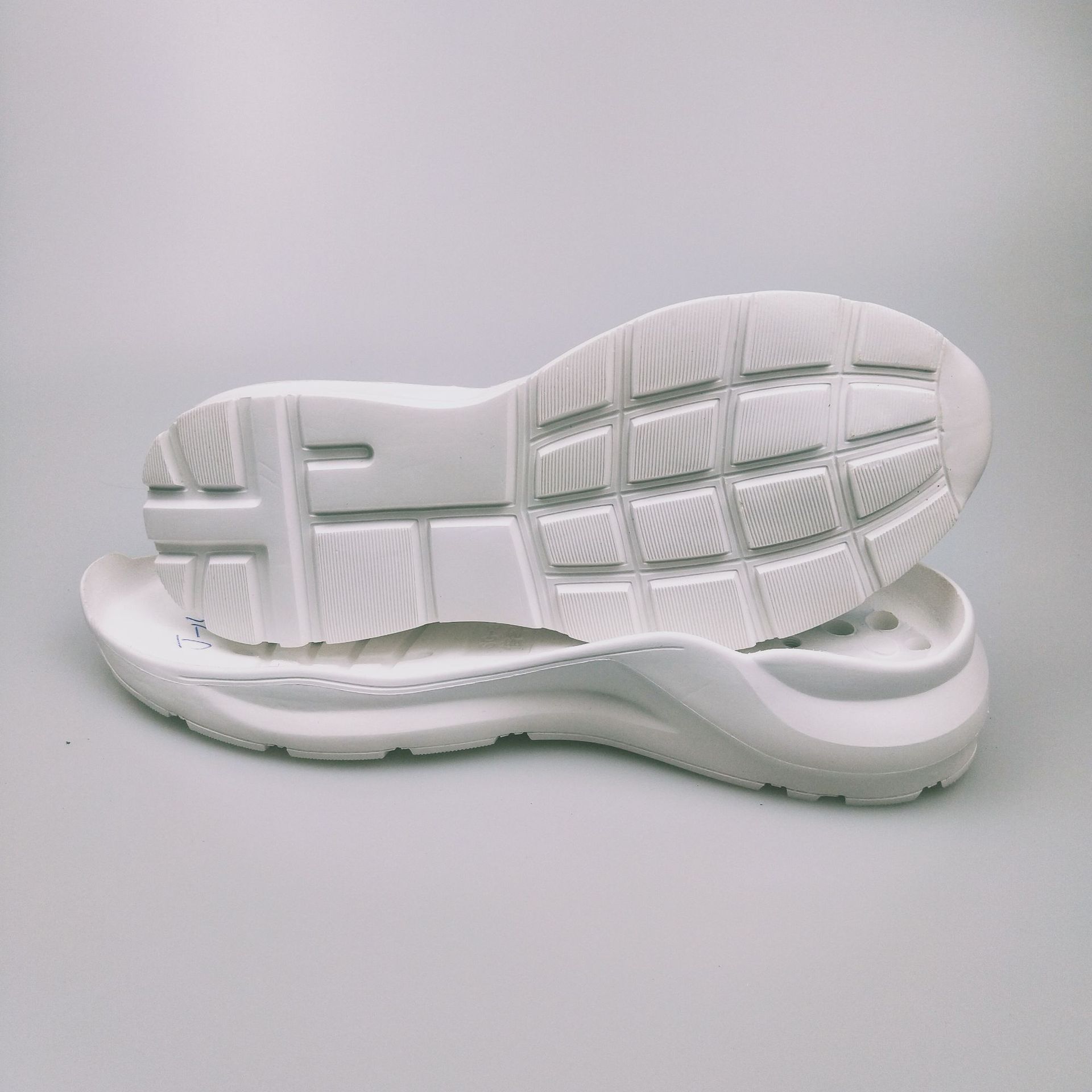 名称:新款热销橡胶发泡老爹鞋底 鞋底材质: ip   鞋底颜色可定制 鞋底