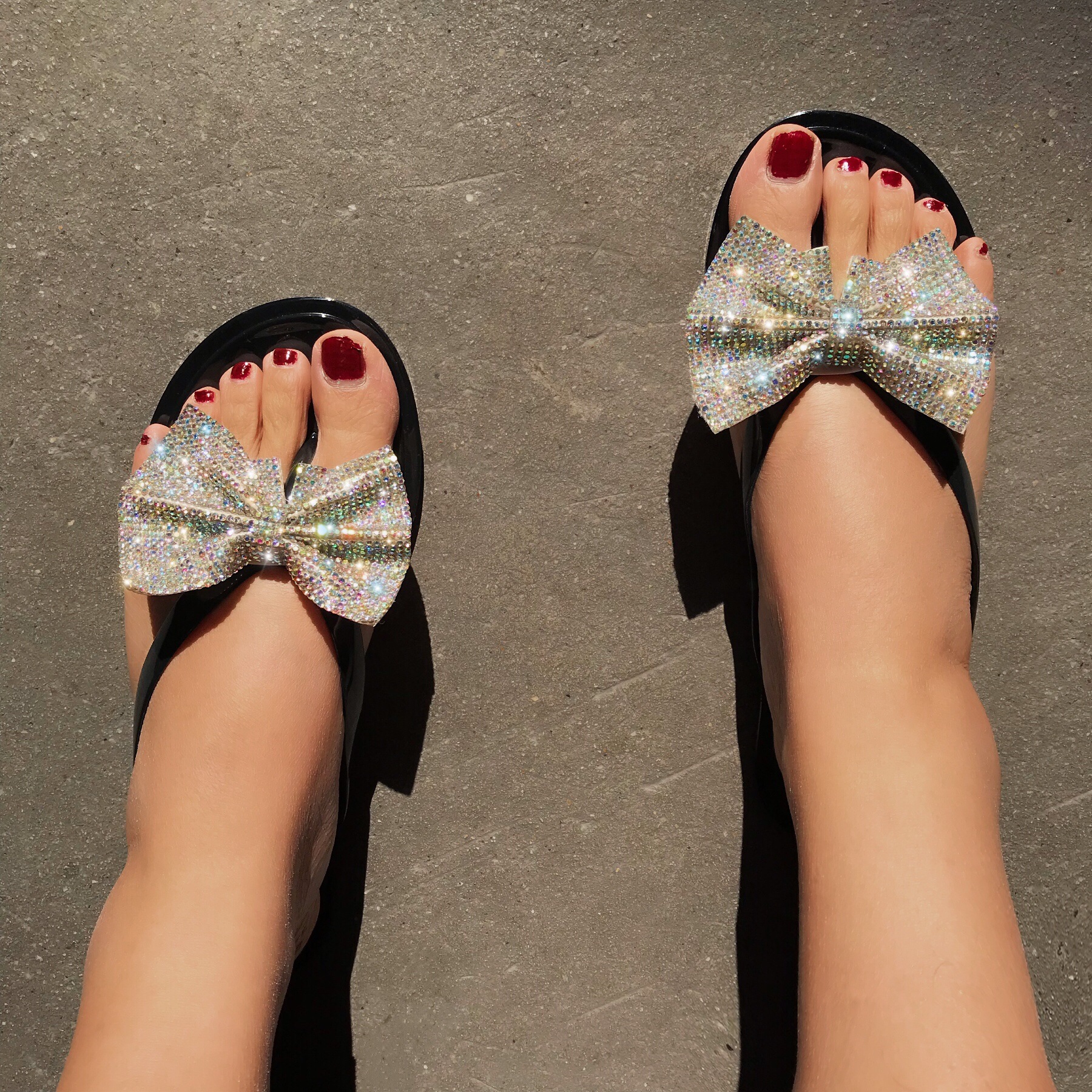 火爆现货大码跨境独立网夏季新款夹脚蝴蝶结闪钻凉拖鞋女人字拖鞋