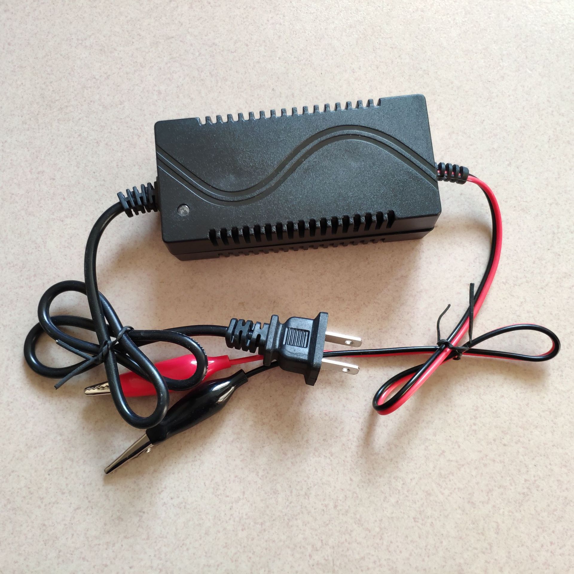 12v1a智能充电器摩托汽车电瓶蓄电池手摇充电桩充电器