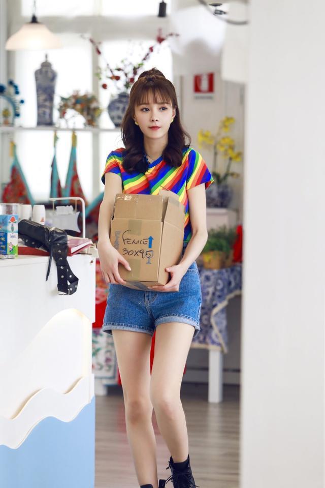 2019夏季新款沈梦辰明星同款彩色条纹拼接短袖t恤搭配牛仔短裤