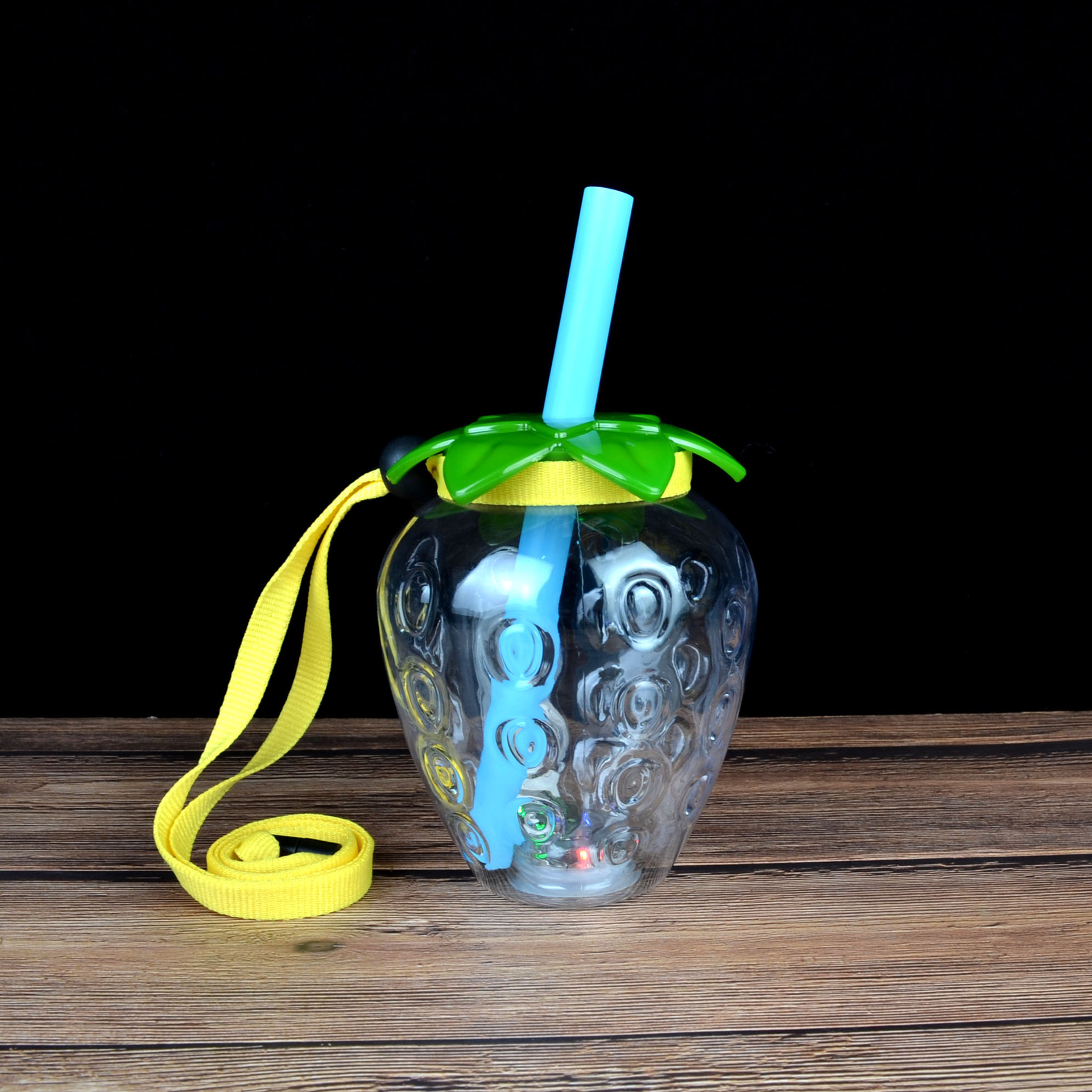 一次性塑料发光草莓时尚饮料瓶果汁奶茶杯彩色草莓带灯厂家直销