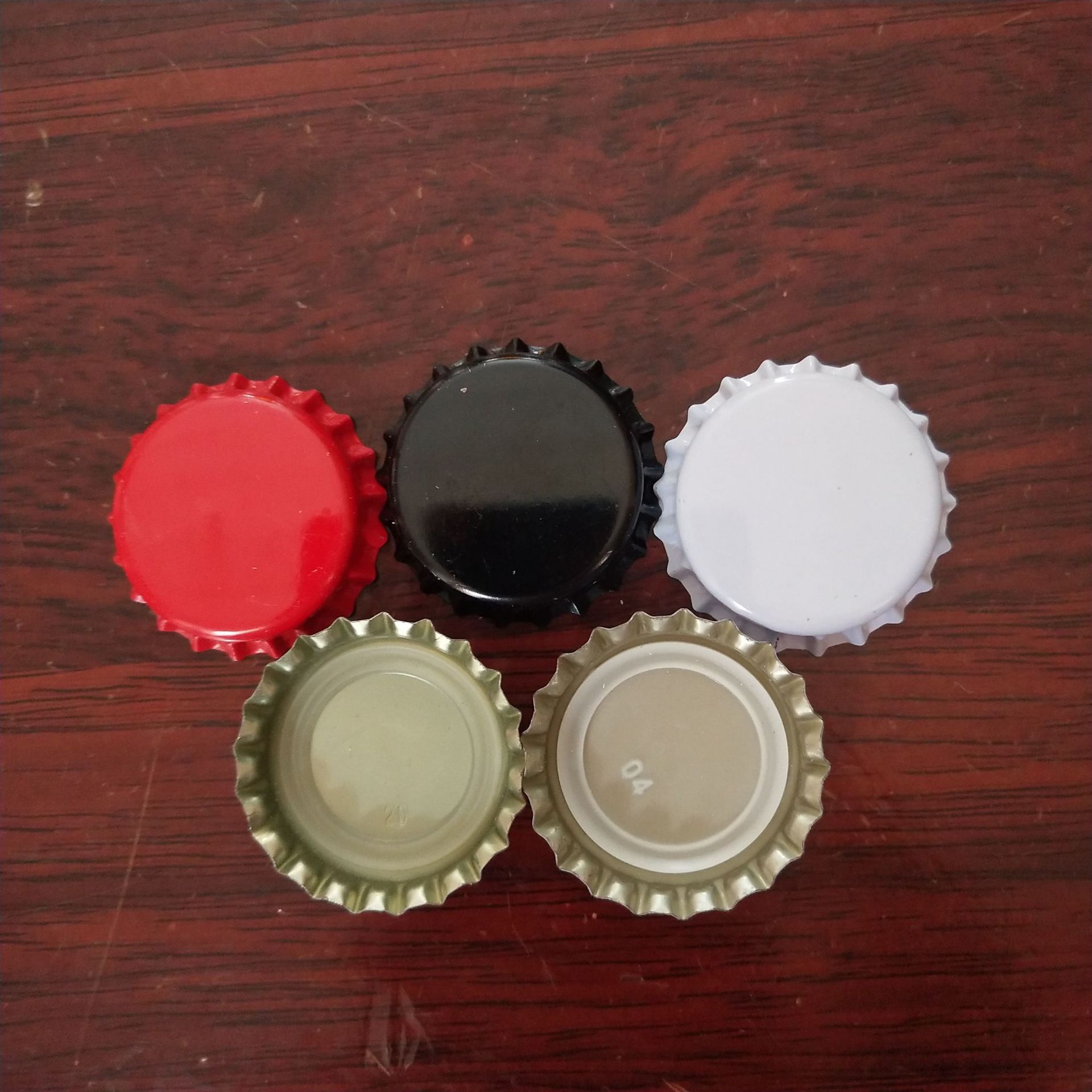 厂家直销黄色啤酒瓶盖金黄色啤酒盖汽水瓶盖子定制皇冠盖批发零售