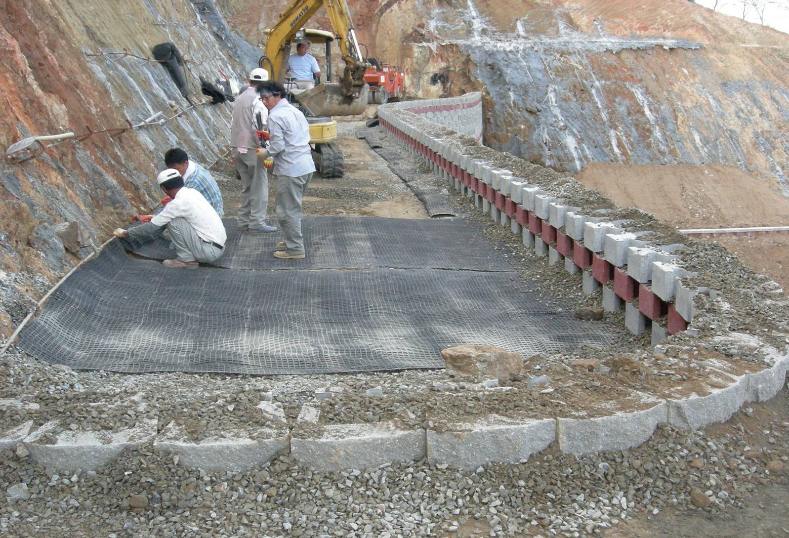 经编涤纶土工格栅 厂家直销 高强聚酯经编格栅 双向聚酯土工格栅