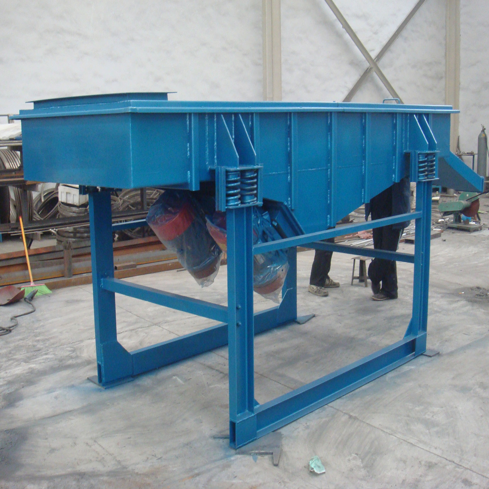 厂家直销矿石直线振动筛 处理量大筛分准确 可按需定制矿用直线筛