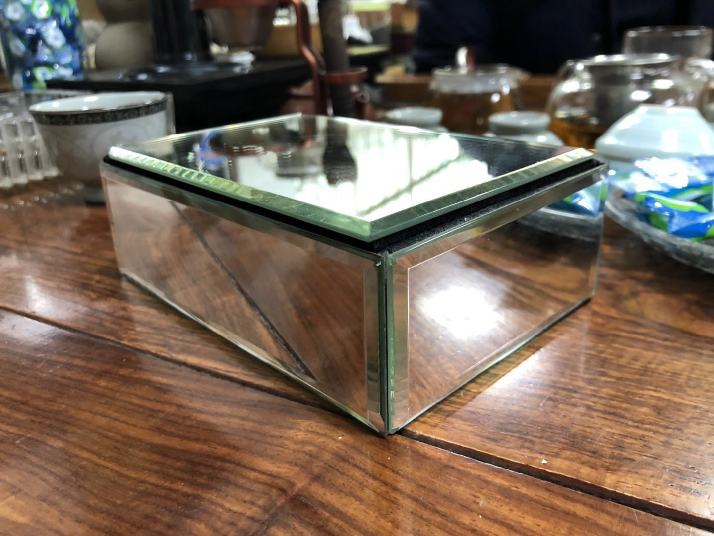 厂家直销无影胶拼接玻璃化妆镜子盒子45拼接超白钢化玻璃罩展柜