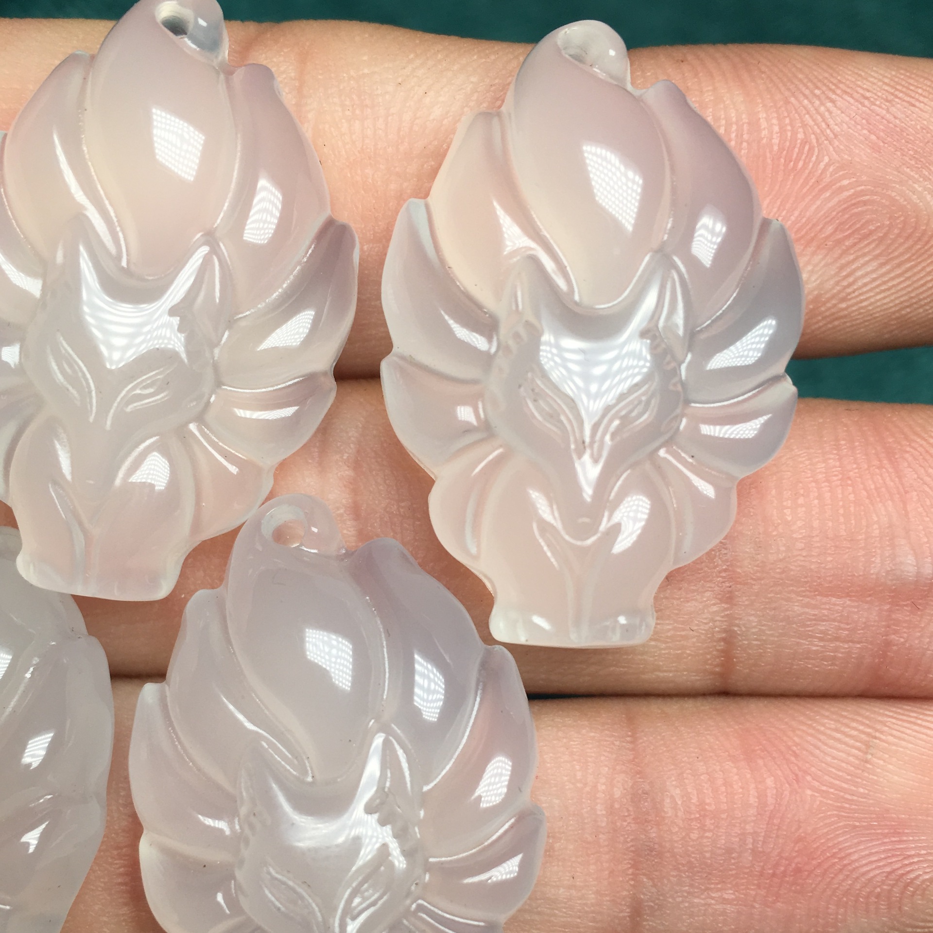 白玉髓九尾狐吊坠玉髓玛瑙九尾狐狸吊坠玉石九尾狐狸吊坠