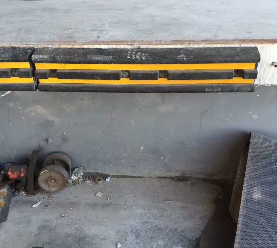 橡胶防撞块防撞条码头物流卸货平台止退器汽车防撞柱交通厂家直销