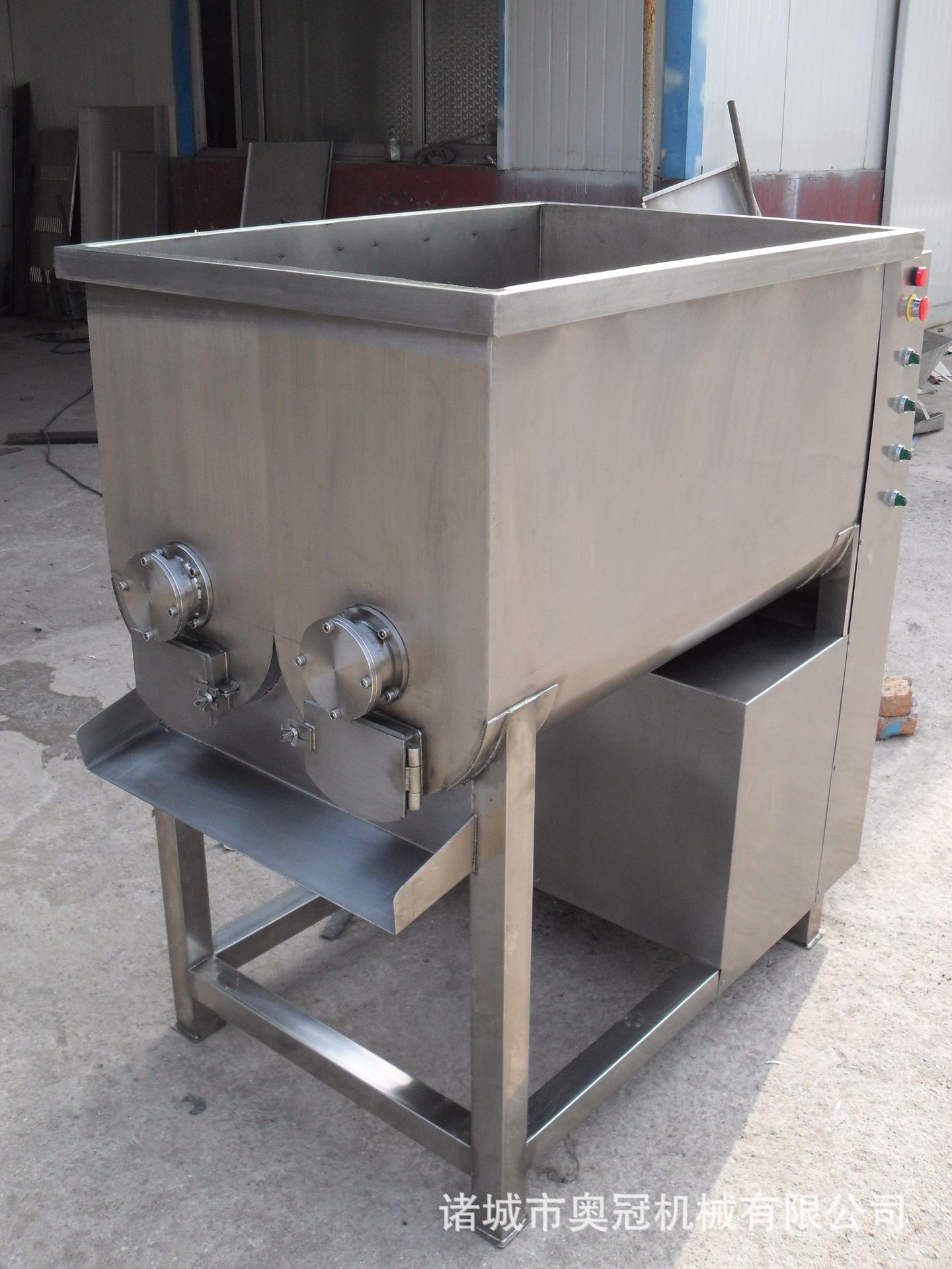 其粘稠度太大,人工搅拌实在难度大而且不均匀,日昌水饺拌馅机搅拌速度