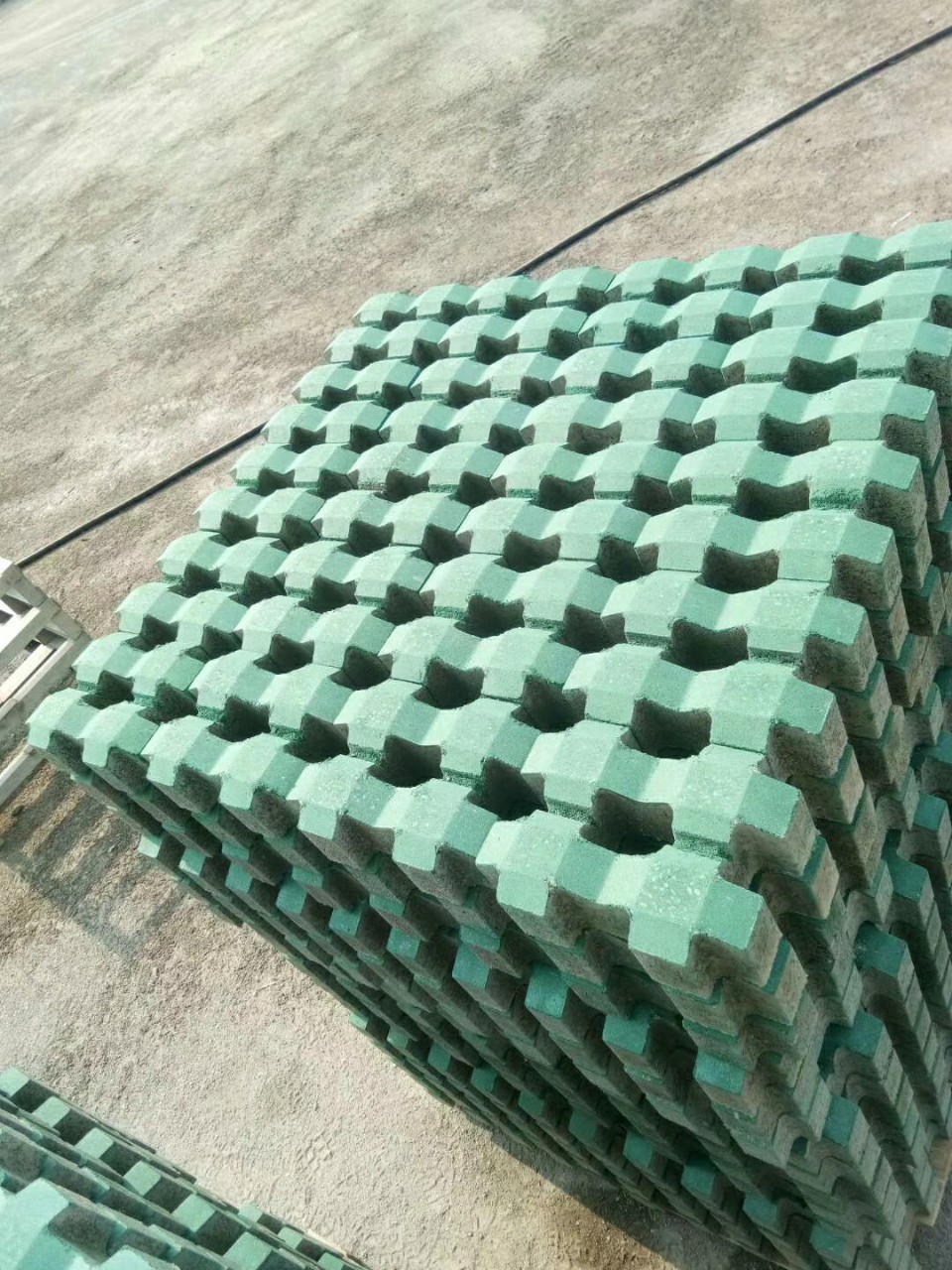 现货批发停车场小区绿色混凝土草坪砖250*190*80灰色井字植草砖.