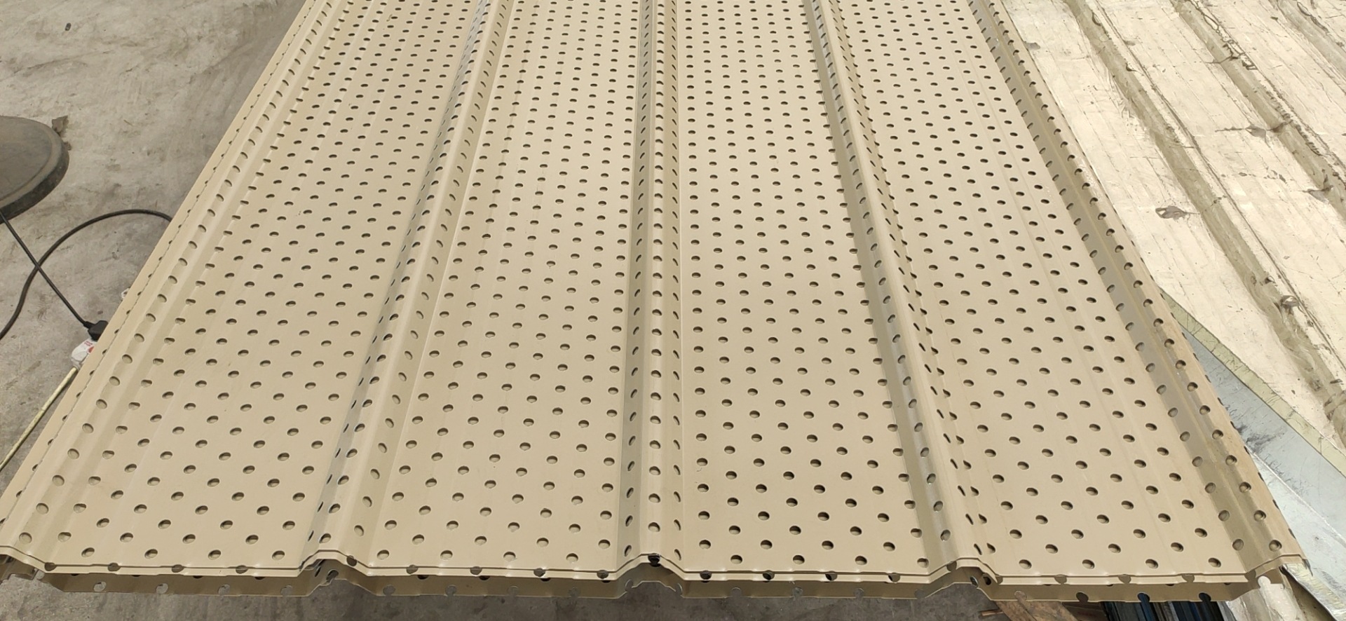 烨辉彩涂 彩钢卷 象牙白  彩钢瓦冲压瓦  1050型瓦 冲孔板 钢结构