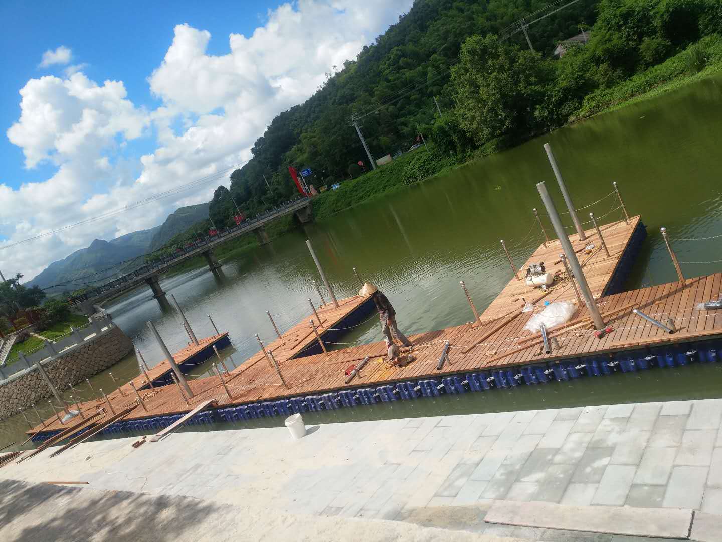 提供水上浮筒码头工程项目搭建 水上浮筒木屋 水上栈道浮筒厂家