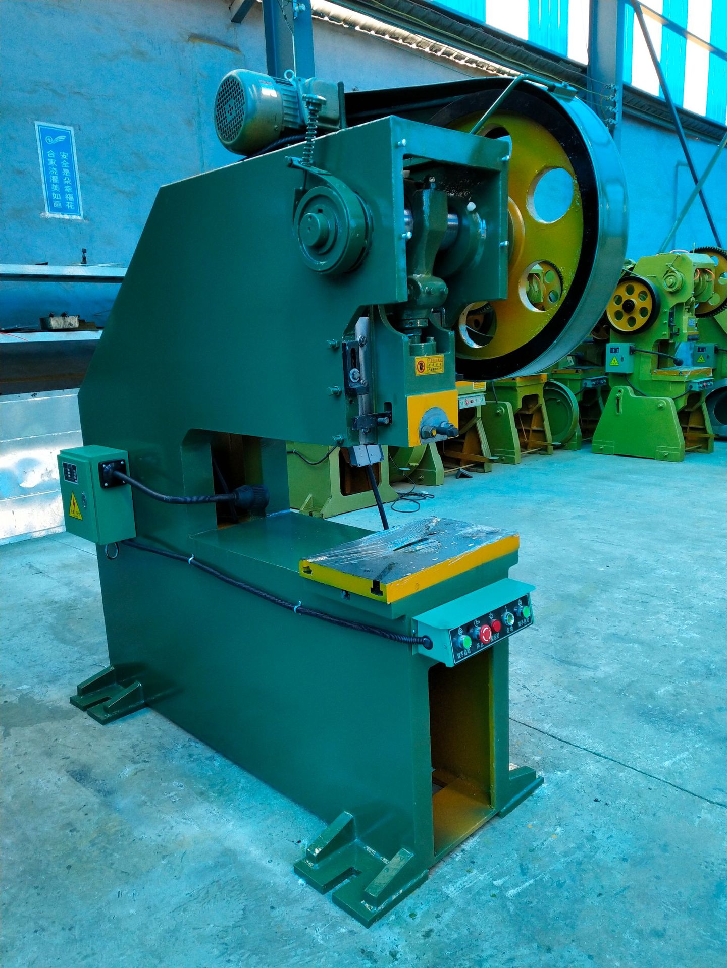 供应山东淄博淄川12吨深喉冲床12吨冲床冲孔机冲压机小型冲床