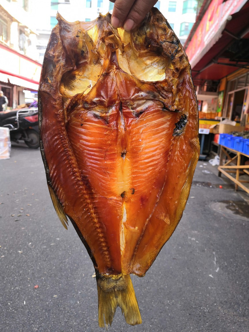 湖南特产烟熏鲢鱼厂家销整条腊鱼跑江湖饭店夜宵腊鲢鱼400g左右