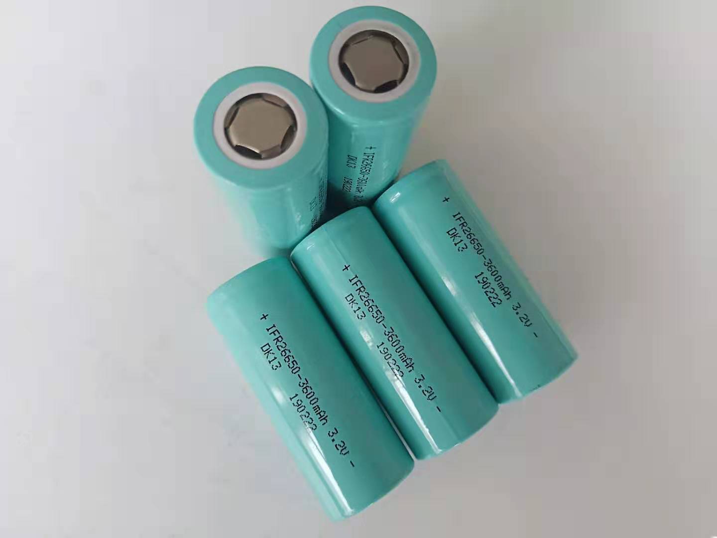 26650磷酸铁锂电池3.2v3300mah容量手电筒圆柱锂电池充电电池组