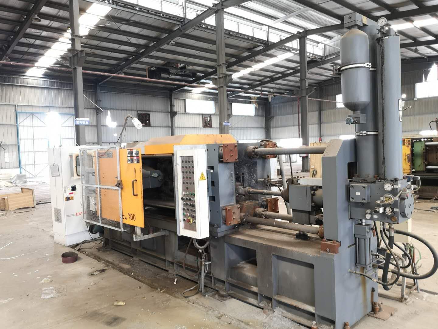 压铸机转让300吨宝洋铝合金冷室压铸机led灯通讯产品300t铝压铸机