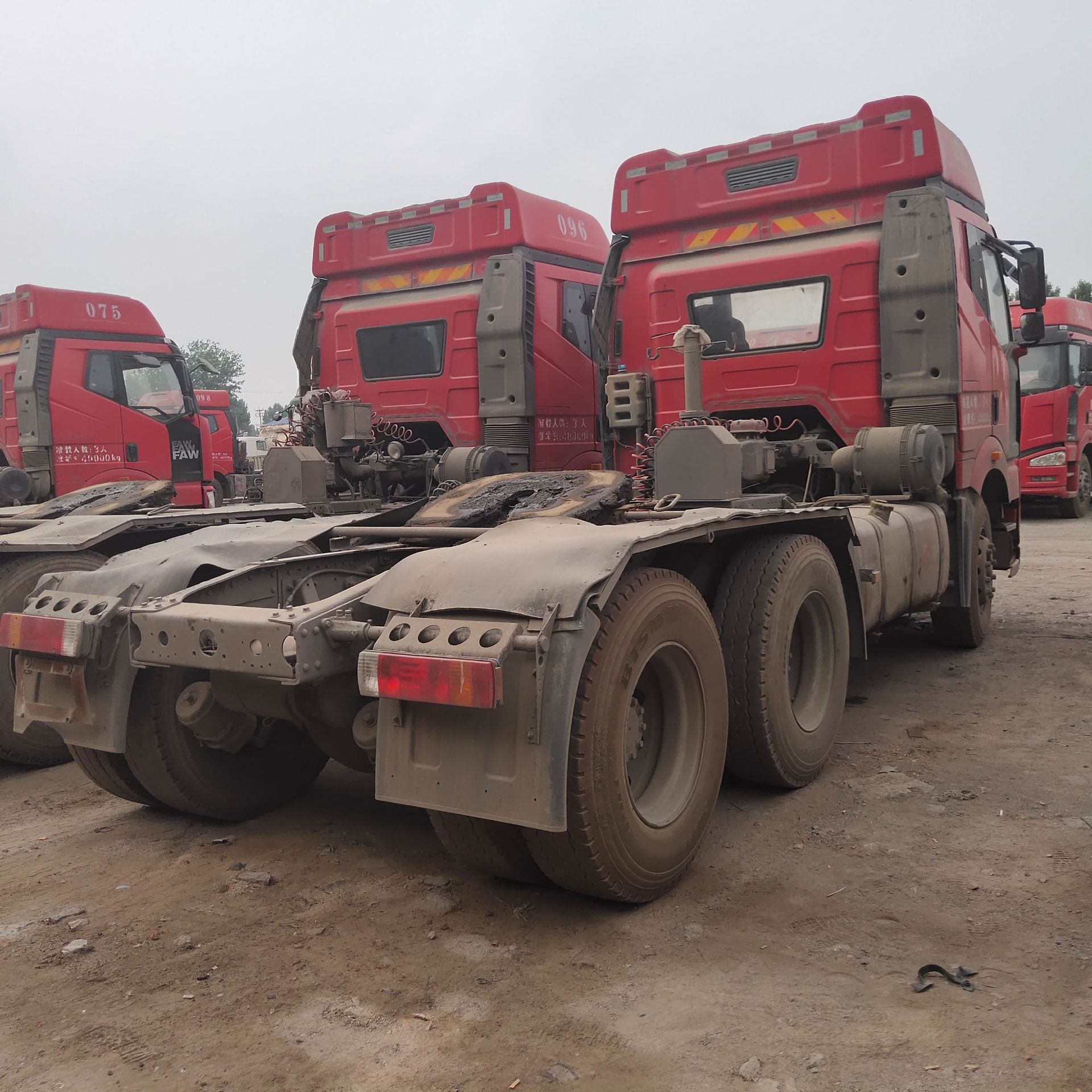 解放半挂j6 重卡半挂牵引车头 真空胎马力双曲轻体 牵引杆全