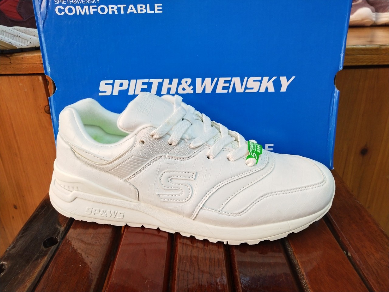 晋江市陈埭镇利诺鞋业商行