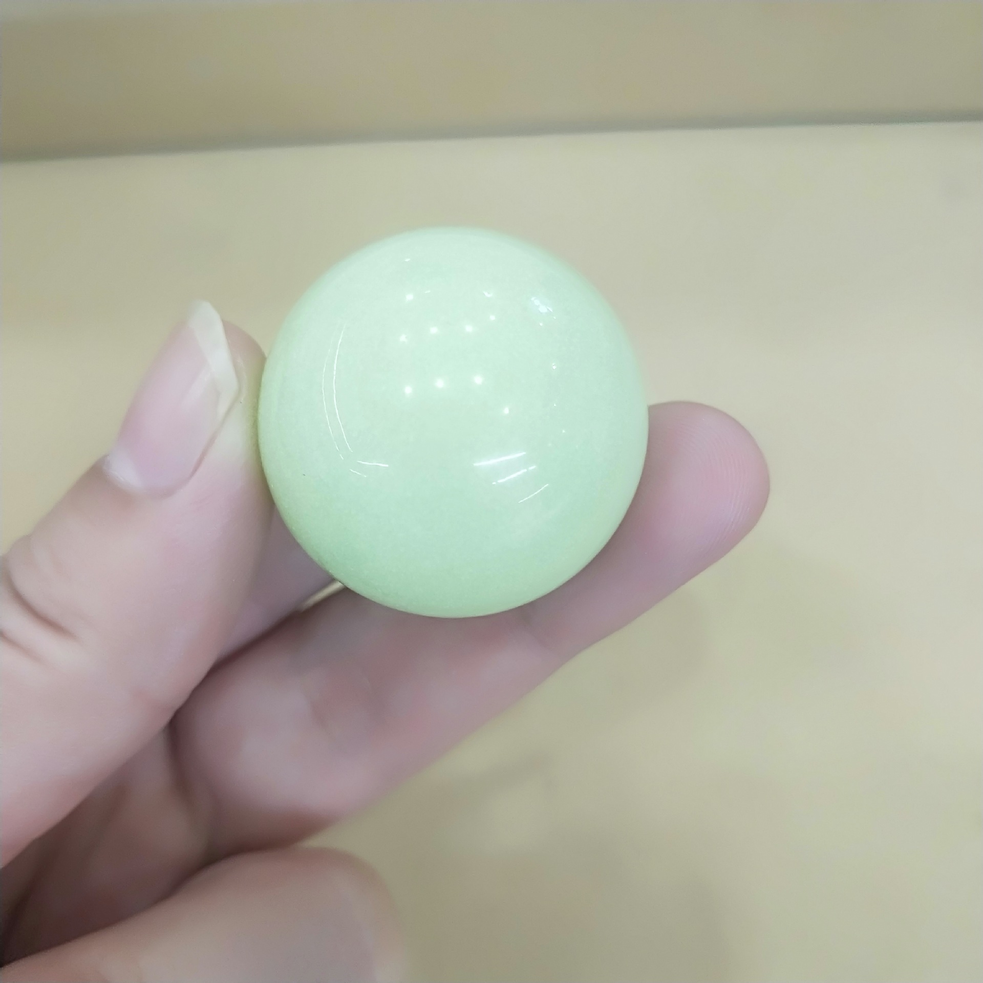 发光萤石夜明珠白色冰洲石夜光球发光球夜光石家居风水摆件3厘米