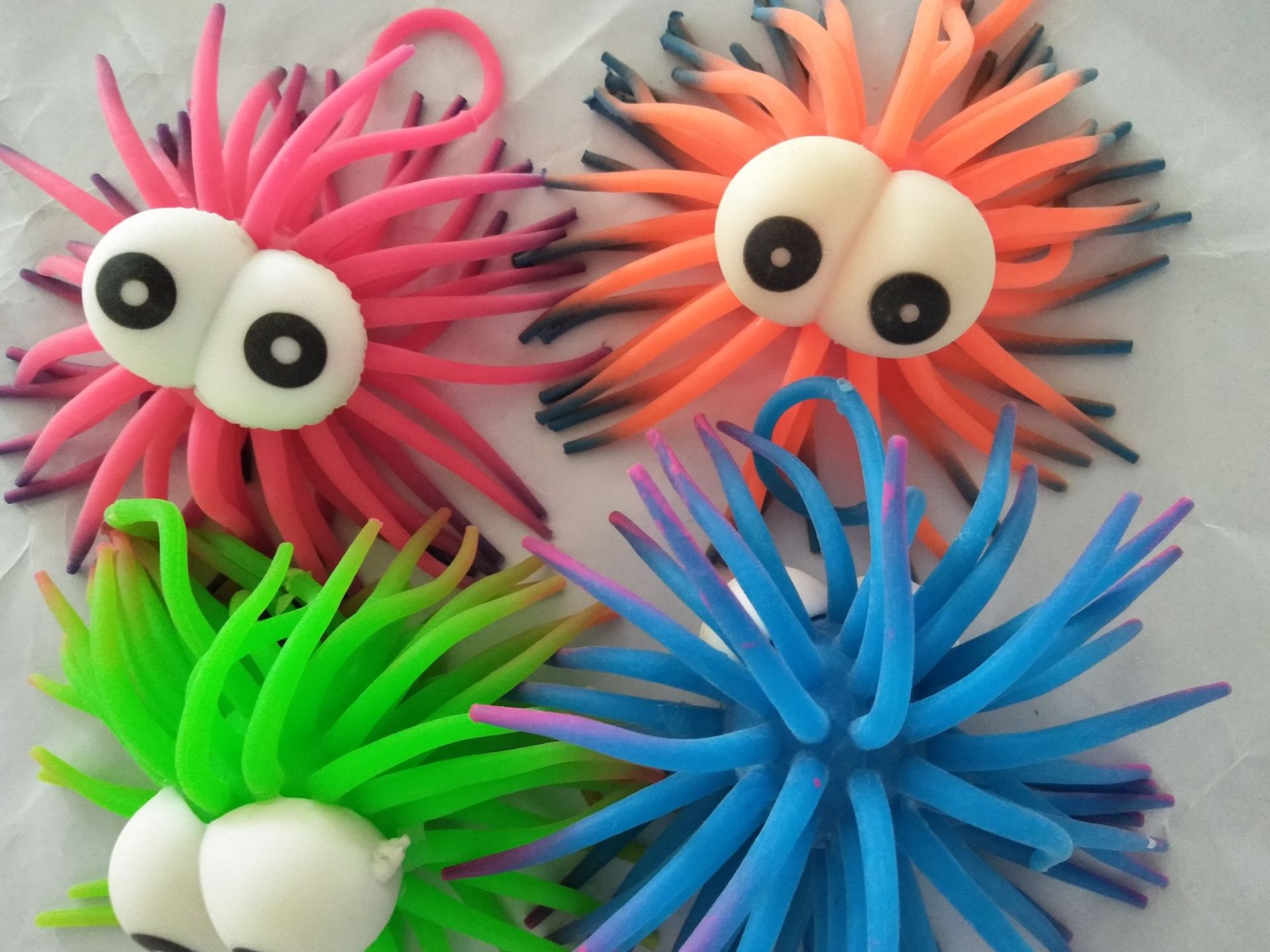 同乐批发突眼双色海胆海洋动物毛毛球节日蛋壳礼品玩具配件