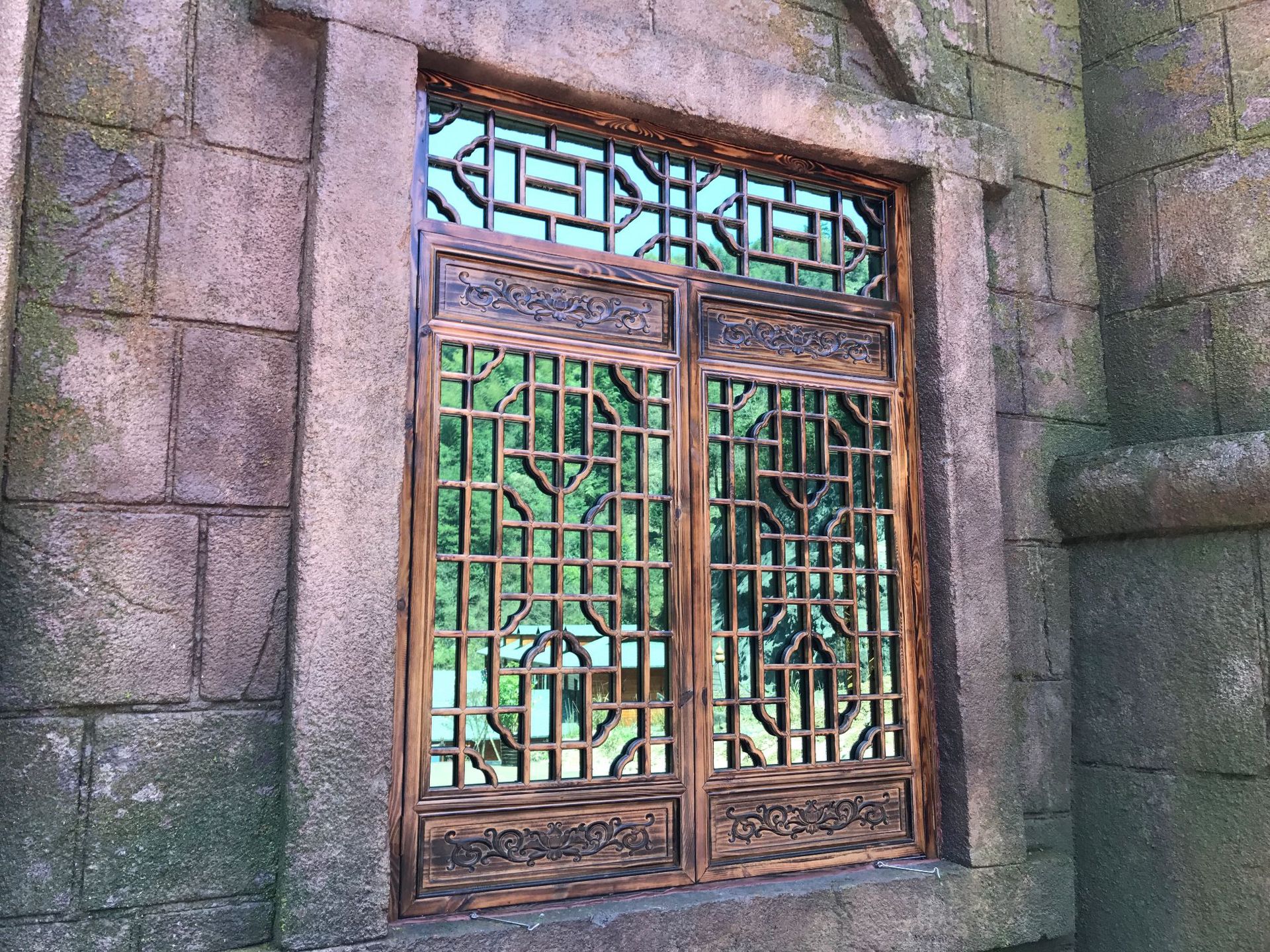 东阳木雕仿古花窗火锅店农家乐中式装修火烧色碳化木花格窗户定做