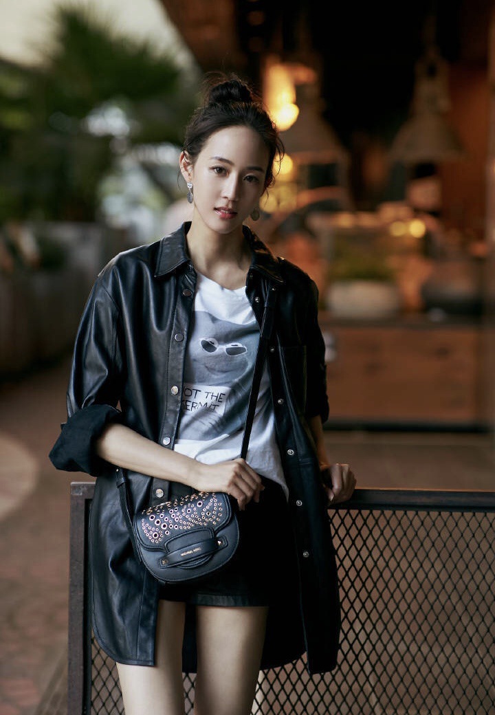 (采)张筠甯明星同款黑色pu皮外套女宽松3d图案白色t恤两件套上衣