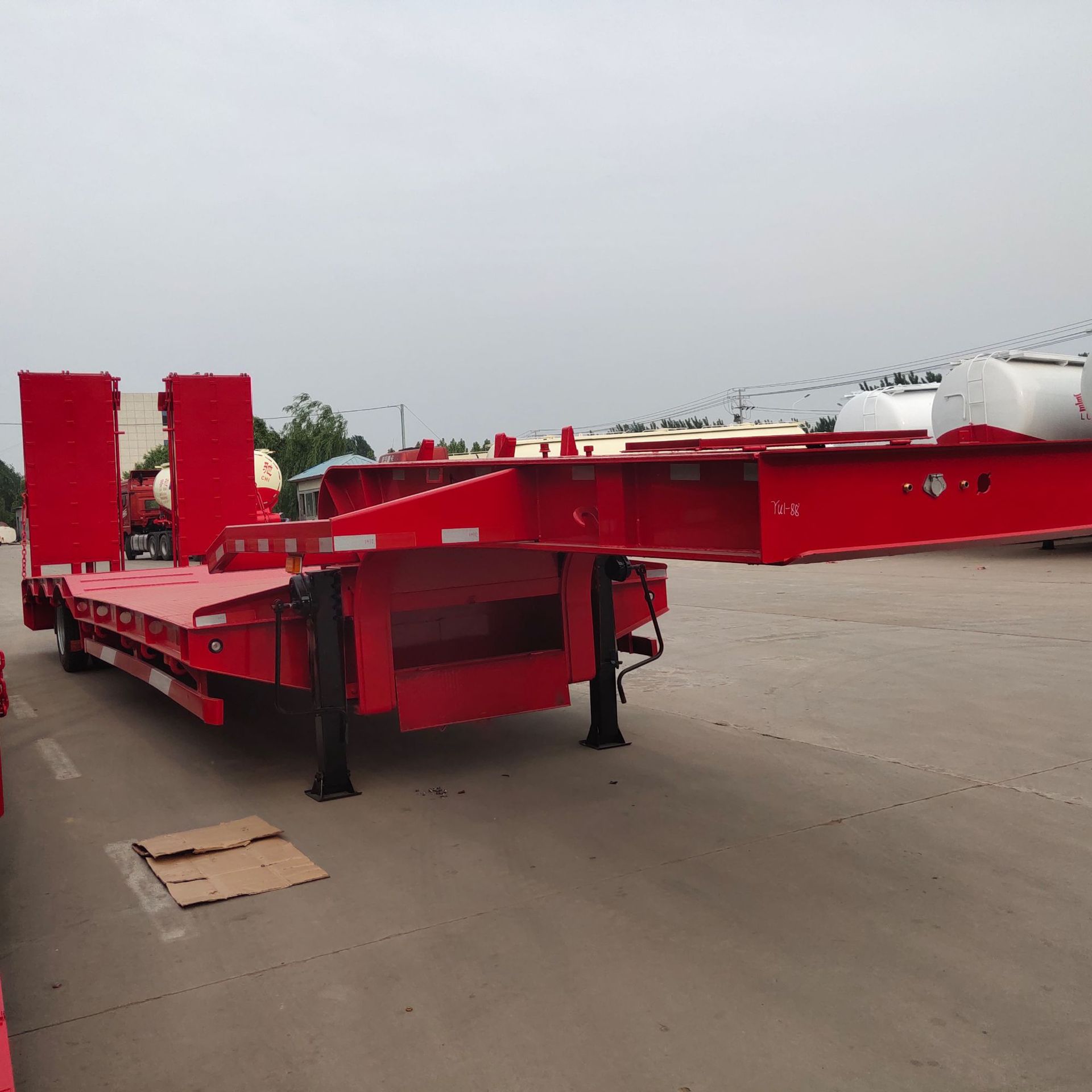 山东挂车厂家直三轴低平板式全挂车 三桥低平板勾机板半挂车-阿里巴巴