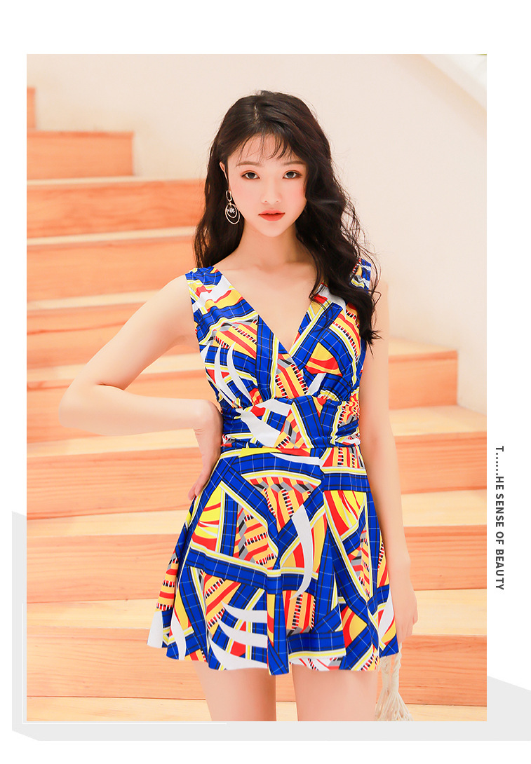 大码泳衣女连体裙式平角v领泳装保守遮肚显瘦胖mm泡温泉游泳衣