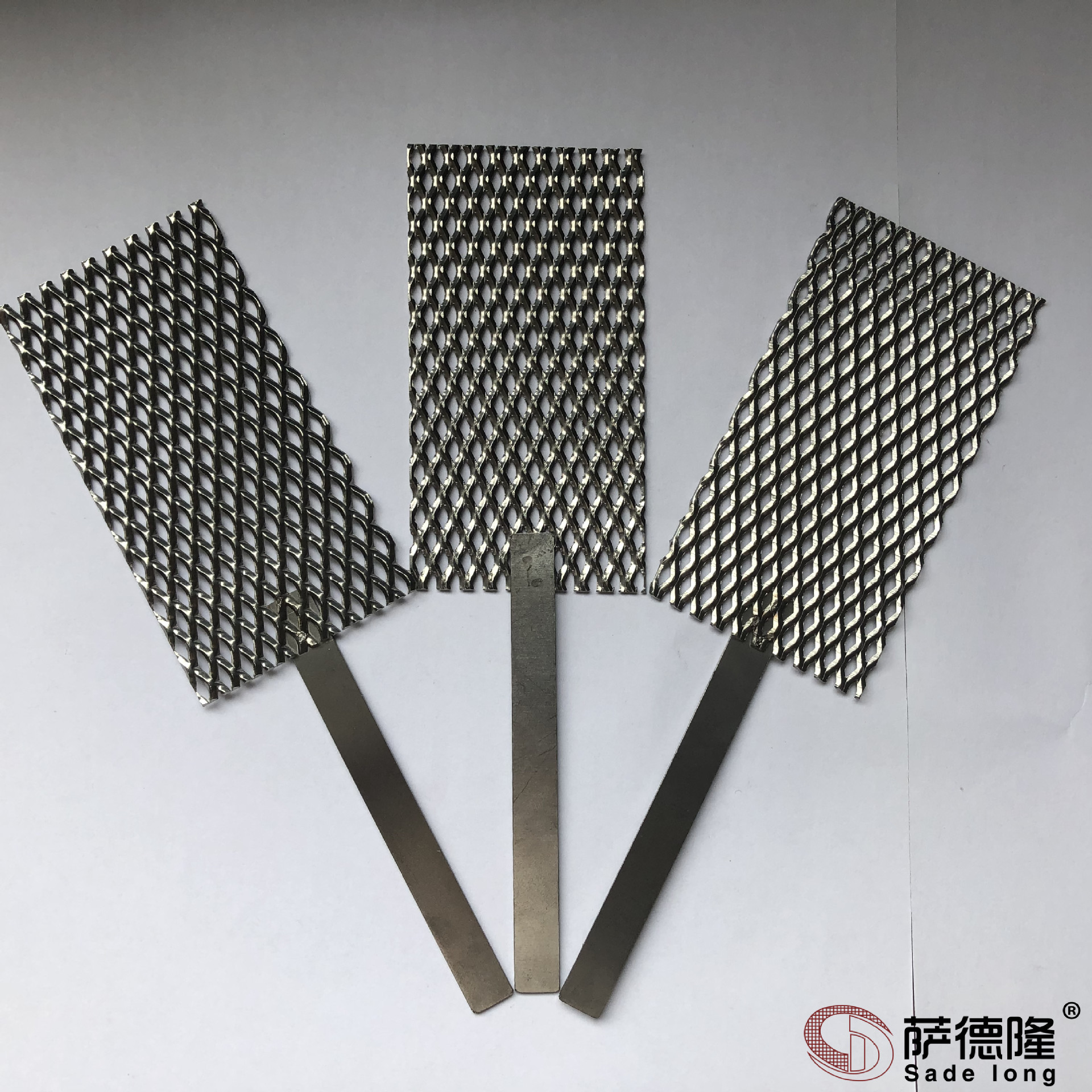 【温馨提示】:钛网可以弯曲在烧杯壁上,避免与镀件