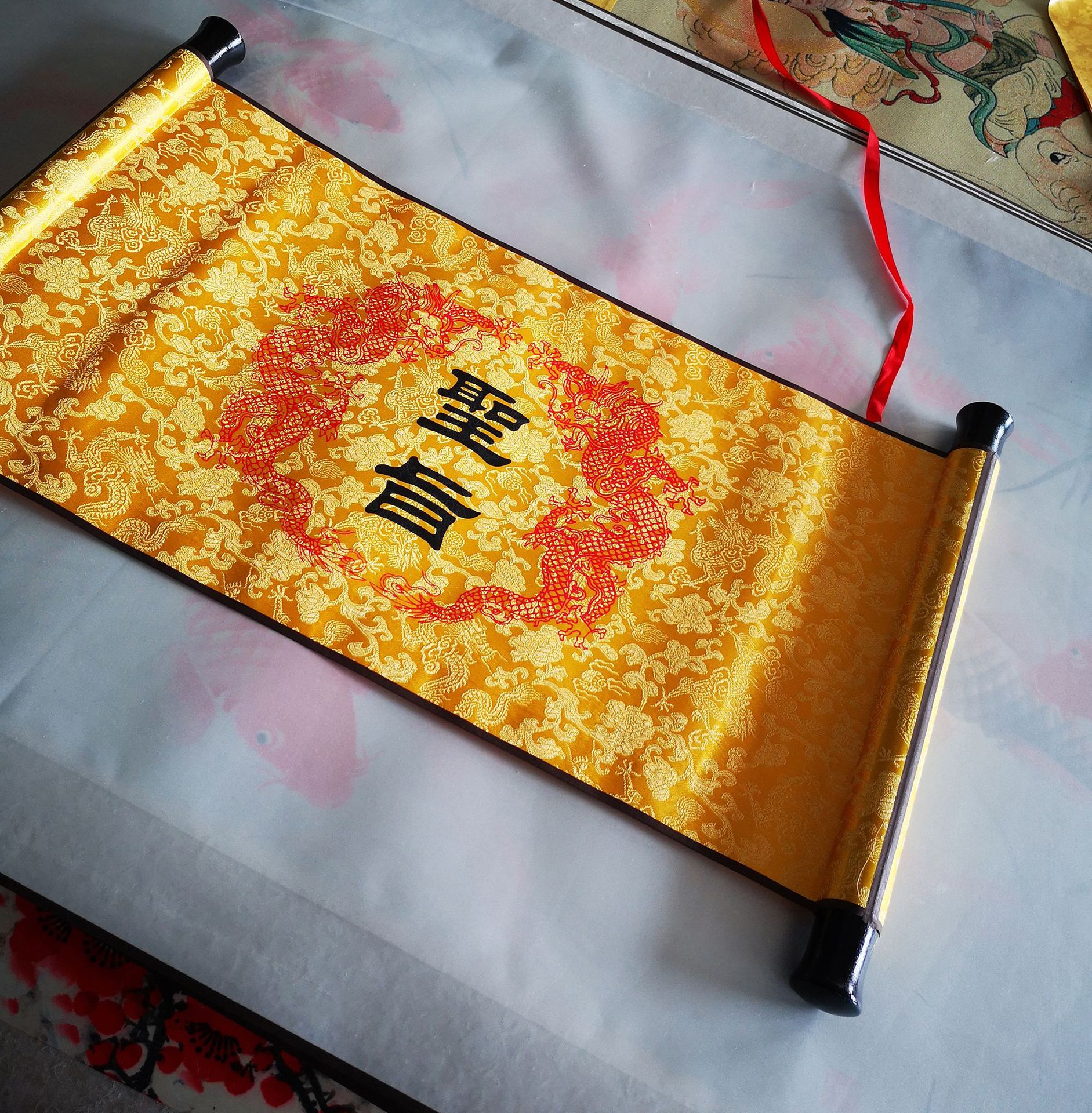 制作流程:先将图案在电脑里水平翻转,然后打印,将空白圣旨放到