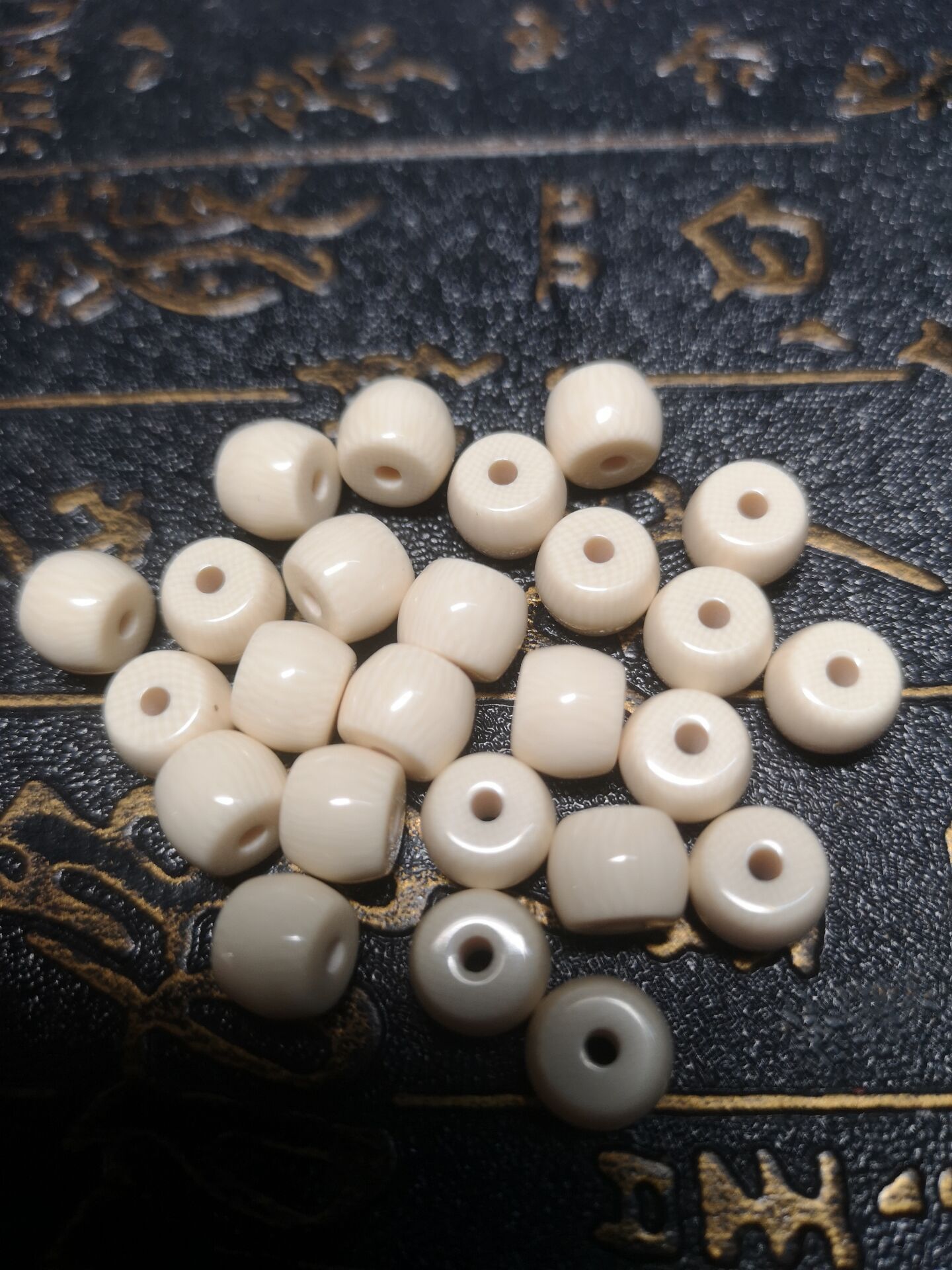 本厂专业加工合金,仿象牙饰品,产品包括:仿象牙手链,手镯,仿象牙108颗